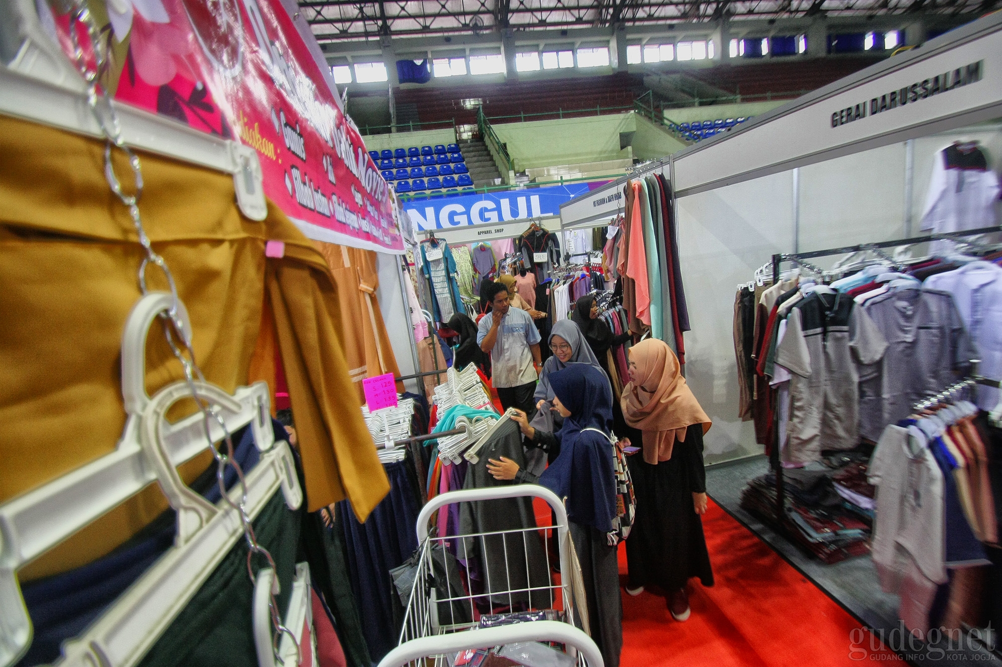 Jogja Islamic Fashion Fair Hadirkan Puluhan Stand Busana Muslim di UNY Jogja Islamic Fashion Fair Hadirkan Puluhan Stand Busana Muslim di UNY