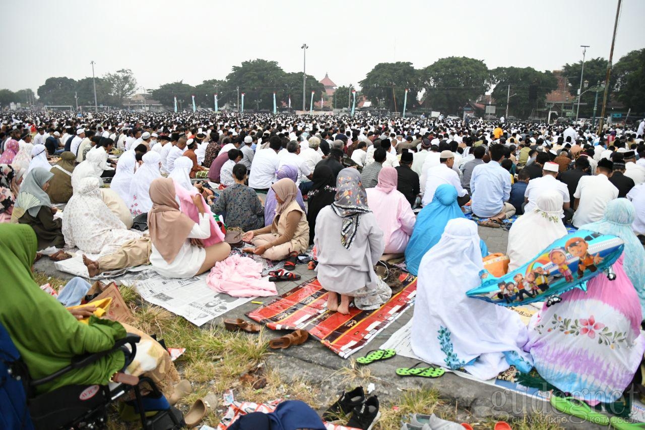 Ribuan Umat Muslim Salat Ied di Alun-Alun Utara Yogyakarta Ribuan Umat Muslim Salat Ied di Alun-Alun Utara Yogyakarta