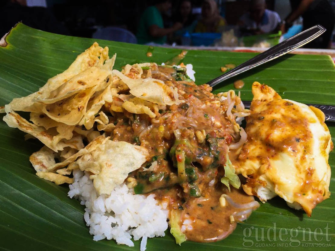 Sarapan Lezat di Pecel Pincuk Gumilang Sarapan Lezat di Pecel Pincuk Gumilang