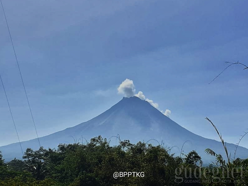 Keluarkan Awan Panas Guguran 1200 meter Pagi Ini, Warga Merapi Diharap Tenang Keluarkan Awan Panas Guguran 1200 meter Pagi Ini, Warga Merapi Diharap Tenang