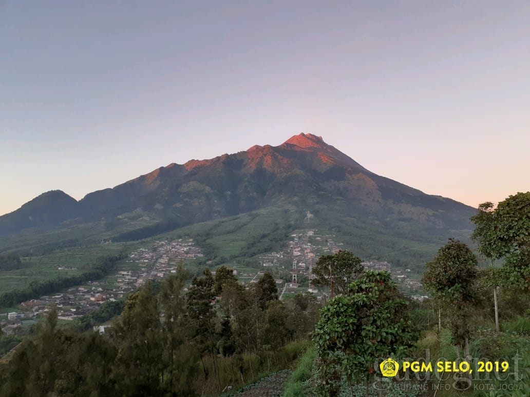 Hari Minggu Merapi Empat Kali Gugurkan Lava Hari Minggu Merapi Empat Kali Gugurkan Lava