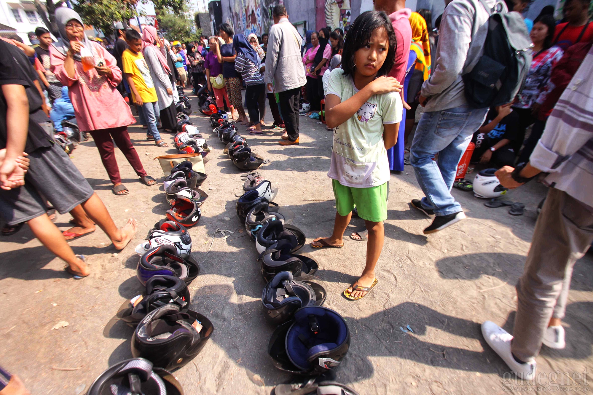 Gak Cuman Manusia, Helm juga Ikut Antri Pembagian 5000 Ekor Ayam Gak Cuman Manusia, Helm juga Ikut Antri Pembagian 5000 Ekor Ayam