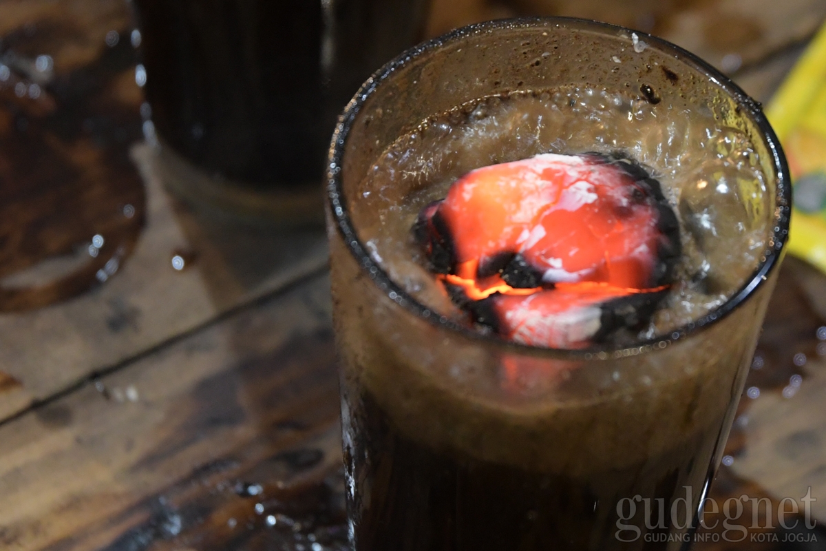 Ngopi Sore di Angkringan Tugu Kopi Joss Mbak Lina Ngopi Sore di Angkringan Tugu Kopi Joss Mbak Lina