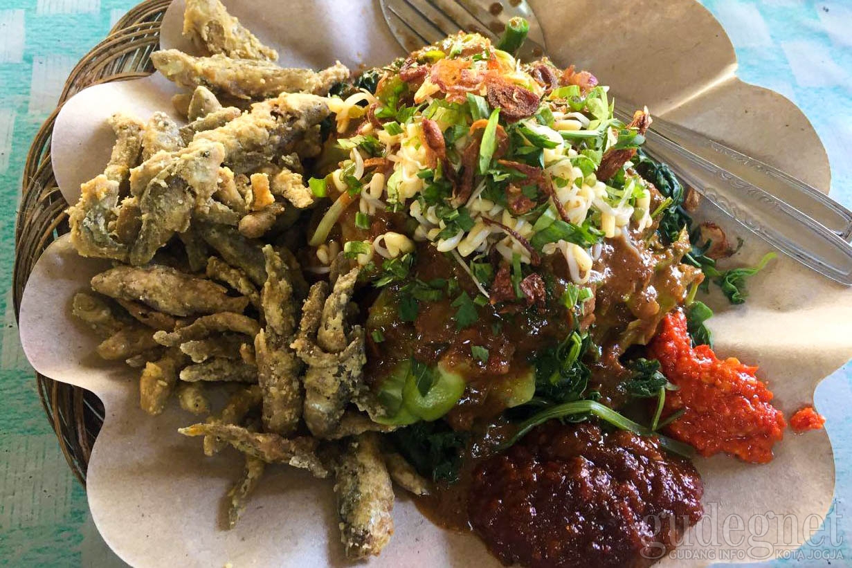 Pecel Wader Pak Bejo yang Nikmat dan 'Kriuk' Pecel Wader Pak Bejo yang Nikmat dan 'Kriuk'