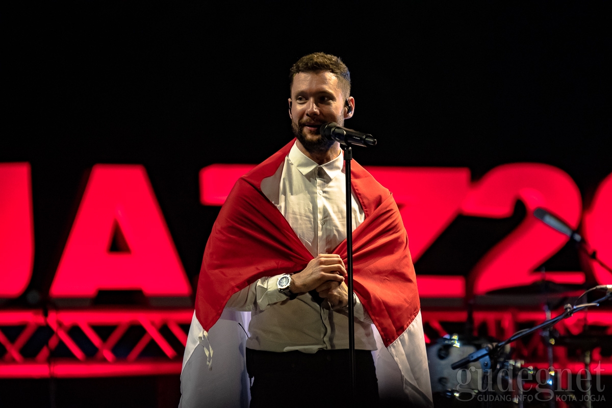 Nyanyi Pakai Bendera Indonesia, Calum Scott Bilang Mantul Nyanyi Pakai Bendera Indonesia, Calum Scott Bilang Mantul