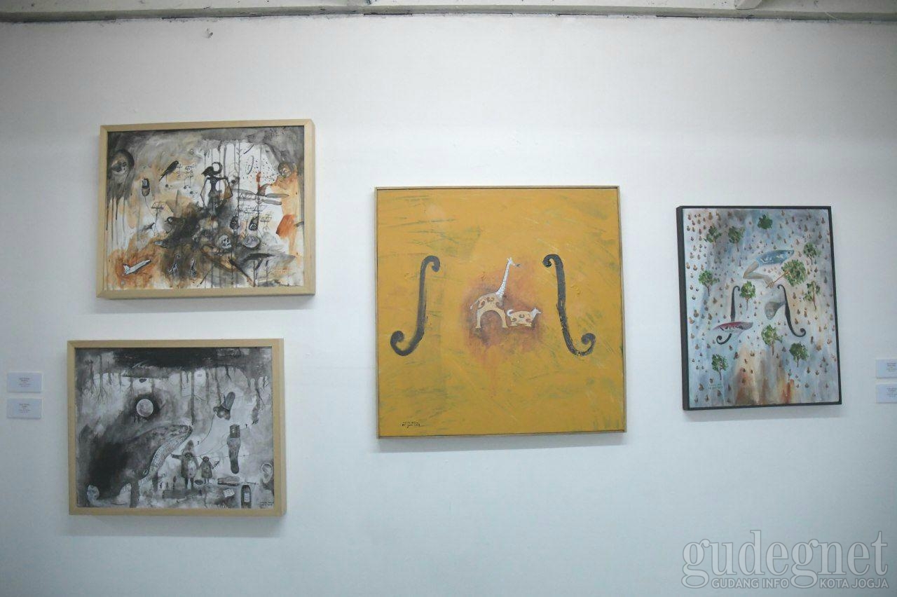 Series of Mini Exhibition: 'Mengadu' Seniman dalam Satu Ruang Pamer Series of Mini Exhibition: 'Mengadu' Seniman dalam Satu Ruang Pamer