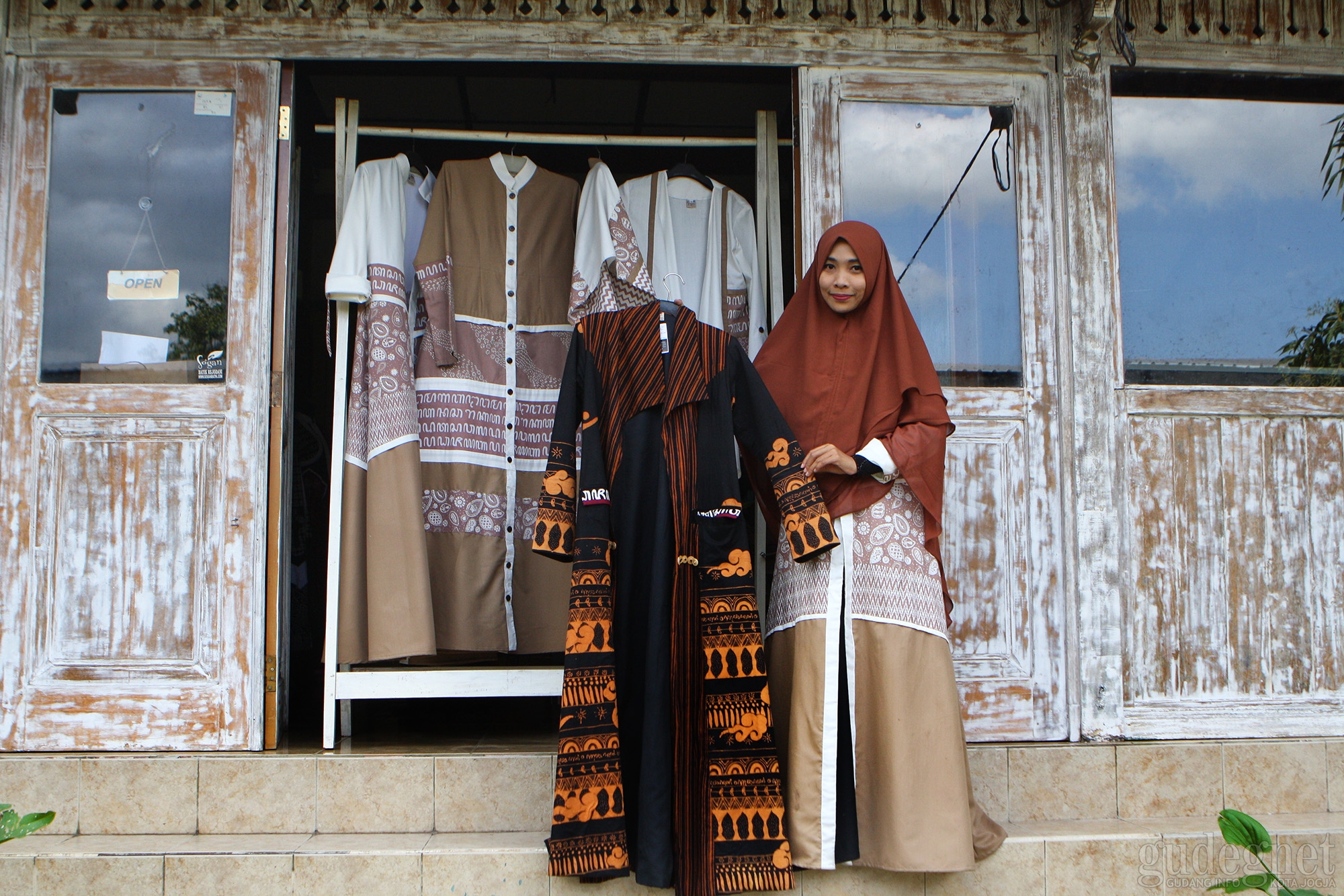 Sogan Batik Luncurkan Kisah Siti Hajar dan Sandal Nabi Muhammad ke Atas Batik Sogan Batik Luncurkan Kisah Siti Hajar dan Sandal Nabi Muhammad ke Atas Batik