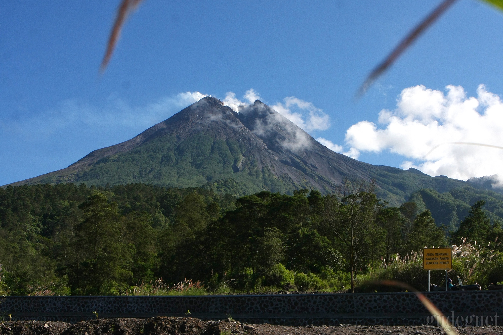 Status Merapi: Muntahkan Awan Panas Guguran Sejauh 1.000 meter Pagi Ini Status Merapi: Muntahkan Awan Panas Guguran Sejauh 1.000 meter Pagi Ini