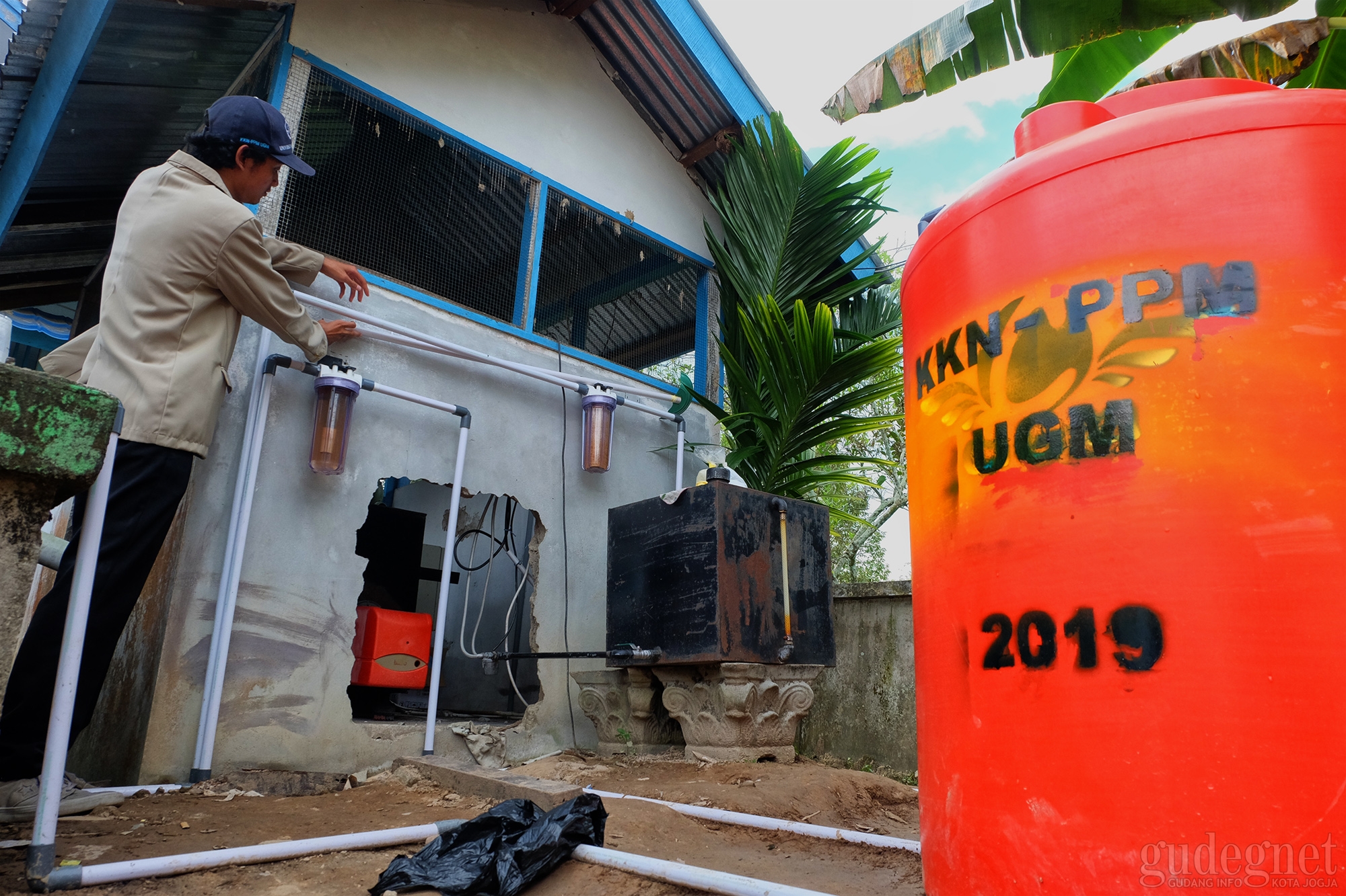 UGM Wujudkan Mimpi Warga Rasau Jaya Kalbar akan Air Bersih UGM Wujudkan Mimpi Warga Rasau Jaya Kalbar akan Air Bersih