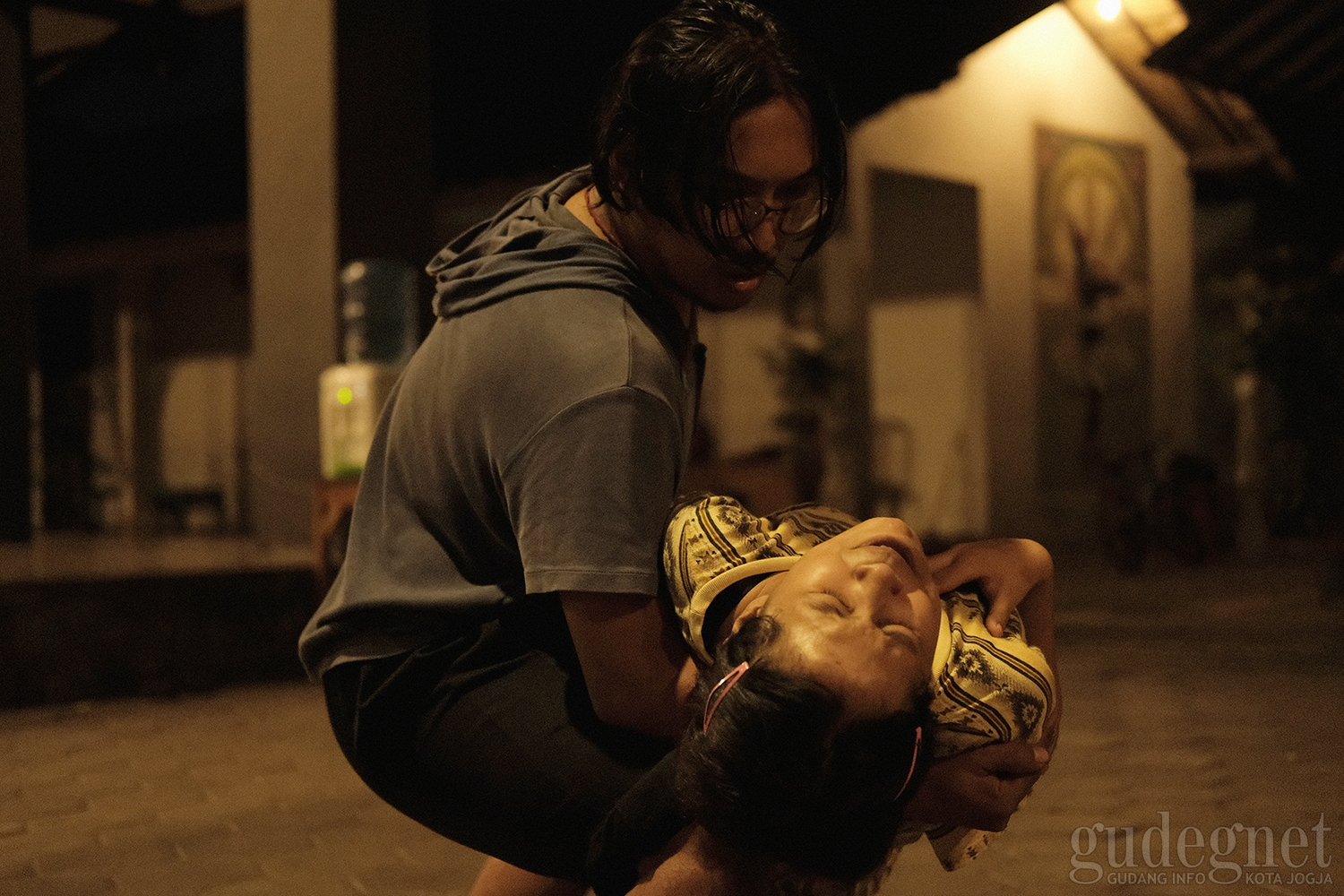 Romansa Hidraulik Merah Jambu, Mengorek Pengabdian Tanpa Logika Romansa Hidraulik Merah Jambu, Mengorek Pengabdian Tanpa Logika