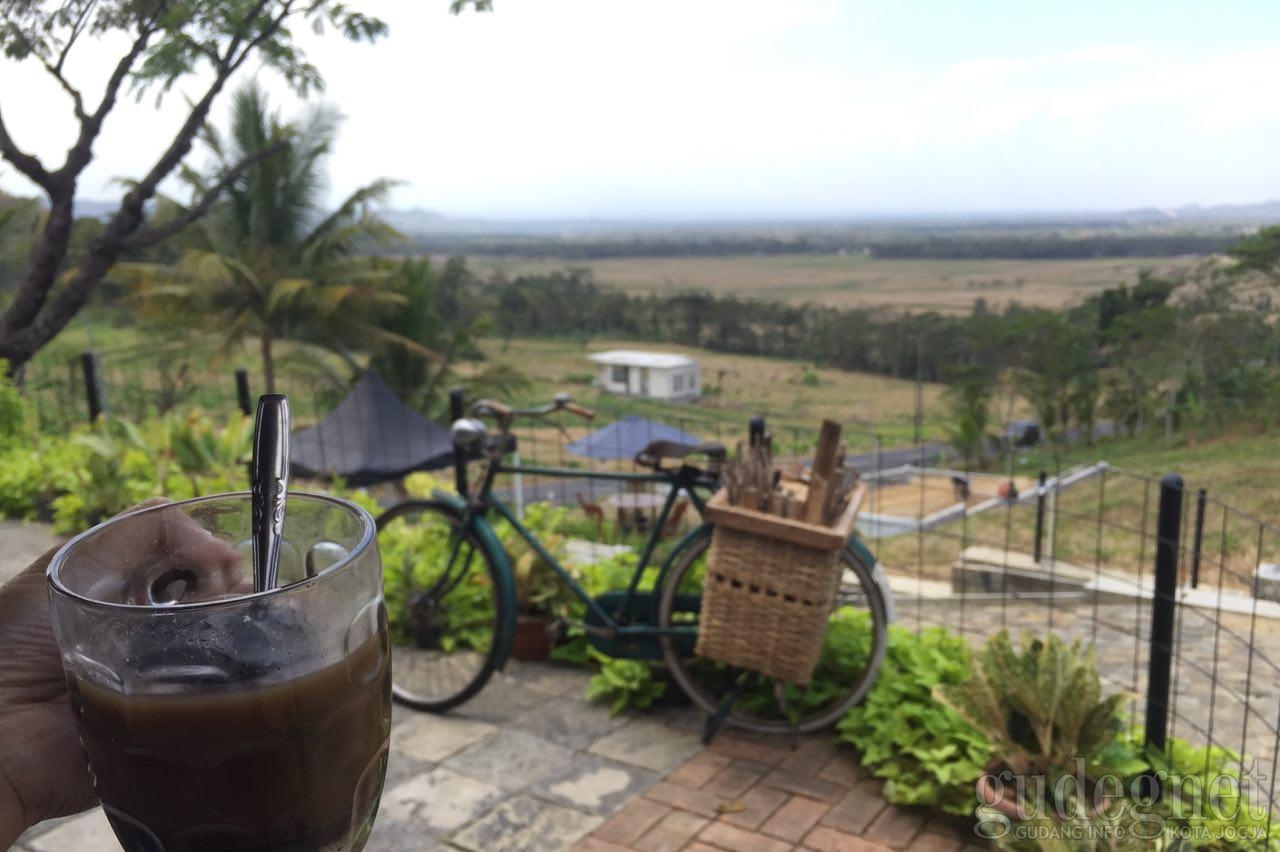 Menikmati Menu Ndeso dan View Menawan di Kopi Ampirono Menikmati Menu Ndeso dan View Menawan di Kopi Ampirono