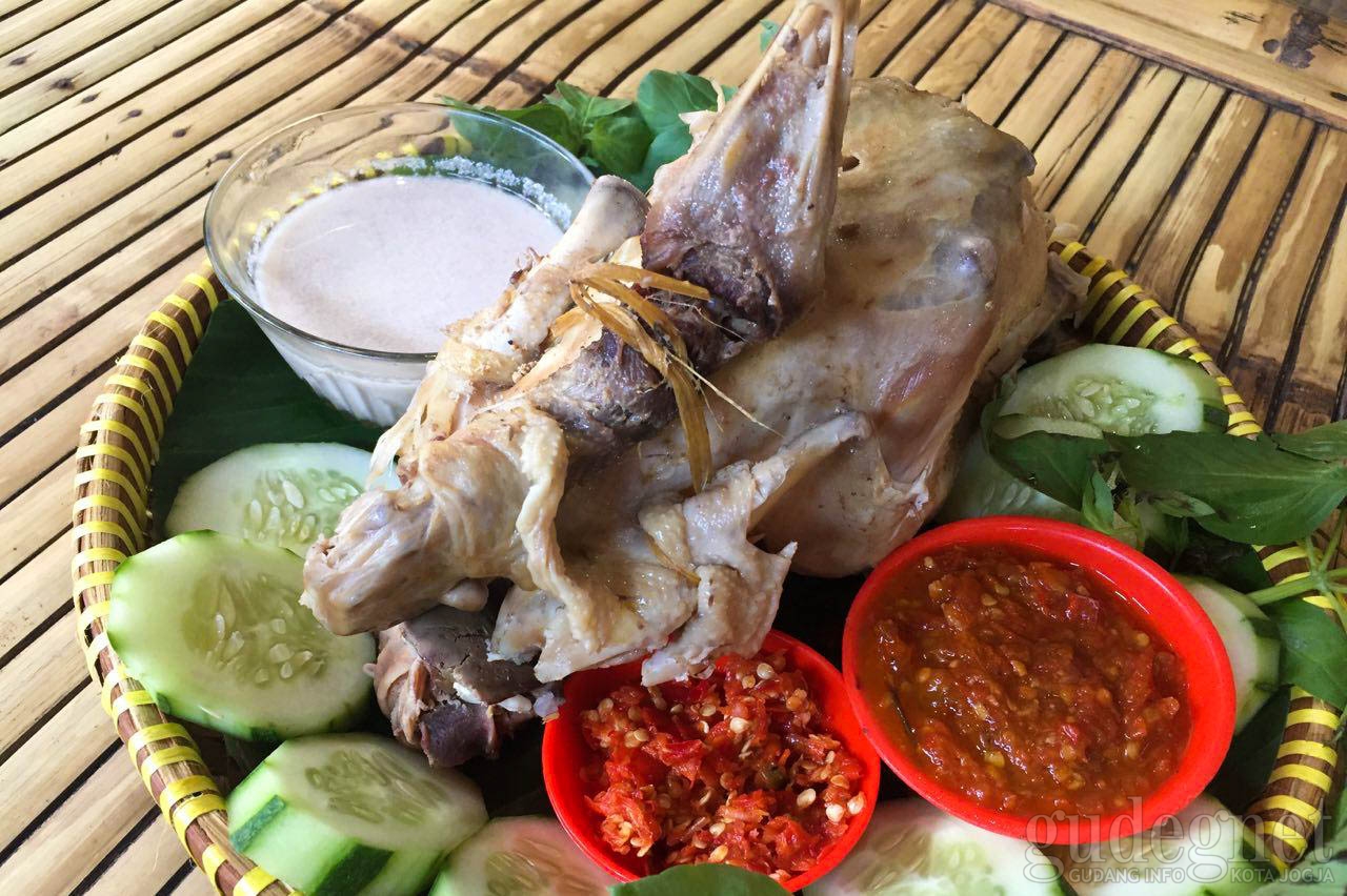 Makan Bareng Menikmati Gurihnya Ingkung Ayam Mbah Cempluk Makan Bareng Menikmati Gurihnya Ingkung Ayam Mbah Cempluk