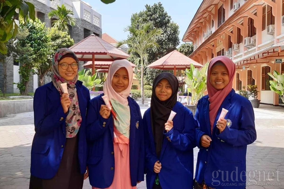 Mahasiswa UNY Olah Tanaman Krokot Jadi Krim Antiaging Mahasiswa UNY Olah Tanaman Krokot Jadi Krim Antiaging