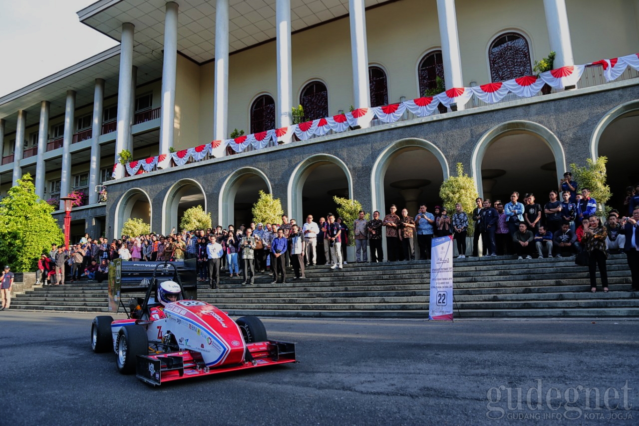 Tim UGM Siap Harumkan Ibu Pertiwi di Ajang Student Formula Jepang Tim UGM Siap Harumkan Ibu Pertiwi di Ajang Student Formula Jepang