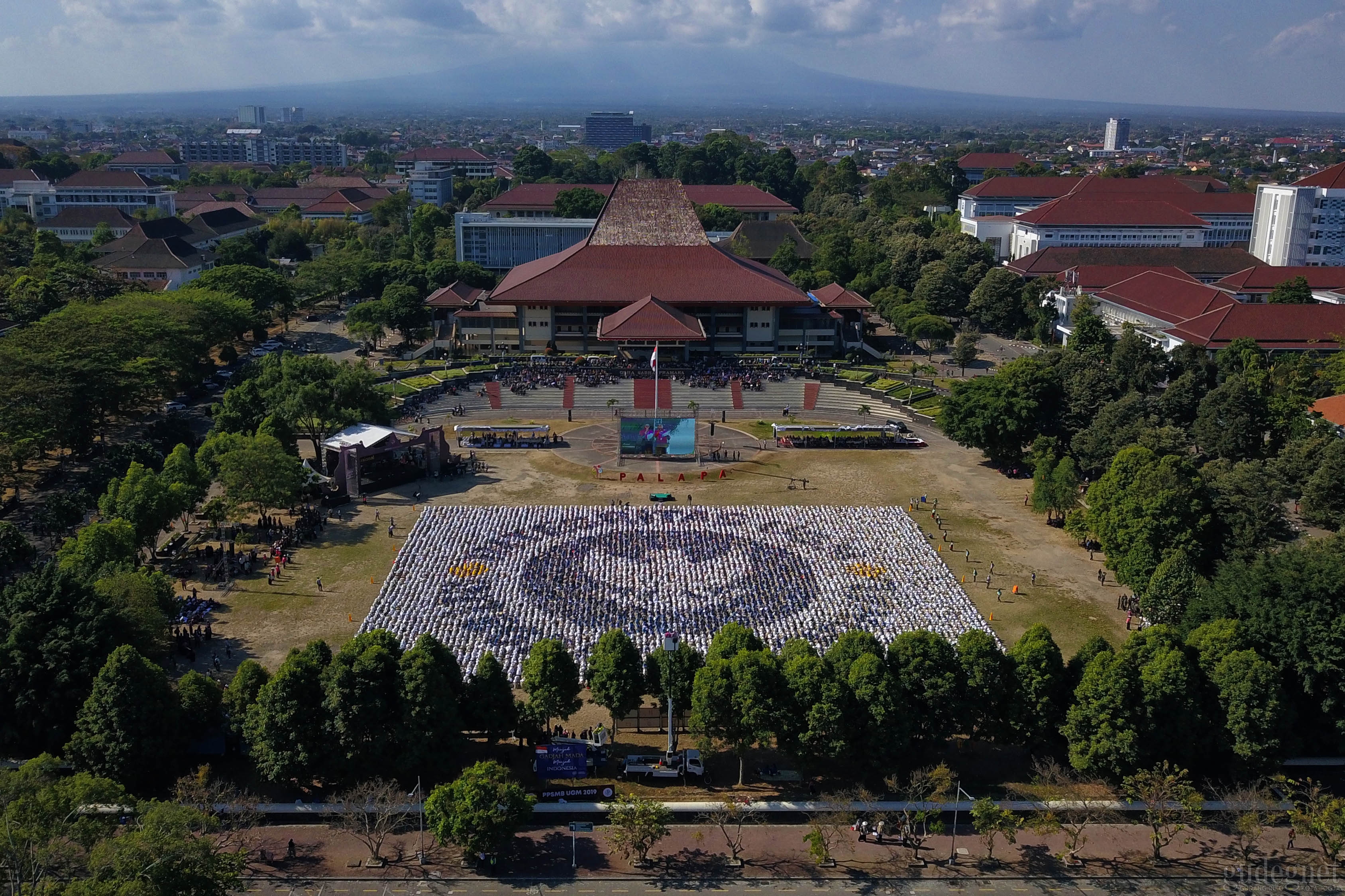 Formasi Garuda Pancasila Tutup PPSMB UGM Formasi Garuda Pancasila Tutup PPSMB UGM