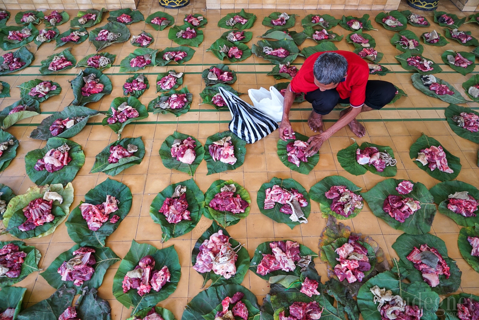 Masjid Ini Gunakan Daun Jati Untuk Bungkus Daging Kurban Masjid Ini Gunakan Daun Jati Untuk Bungkus Daging Kurban
