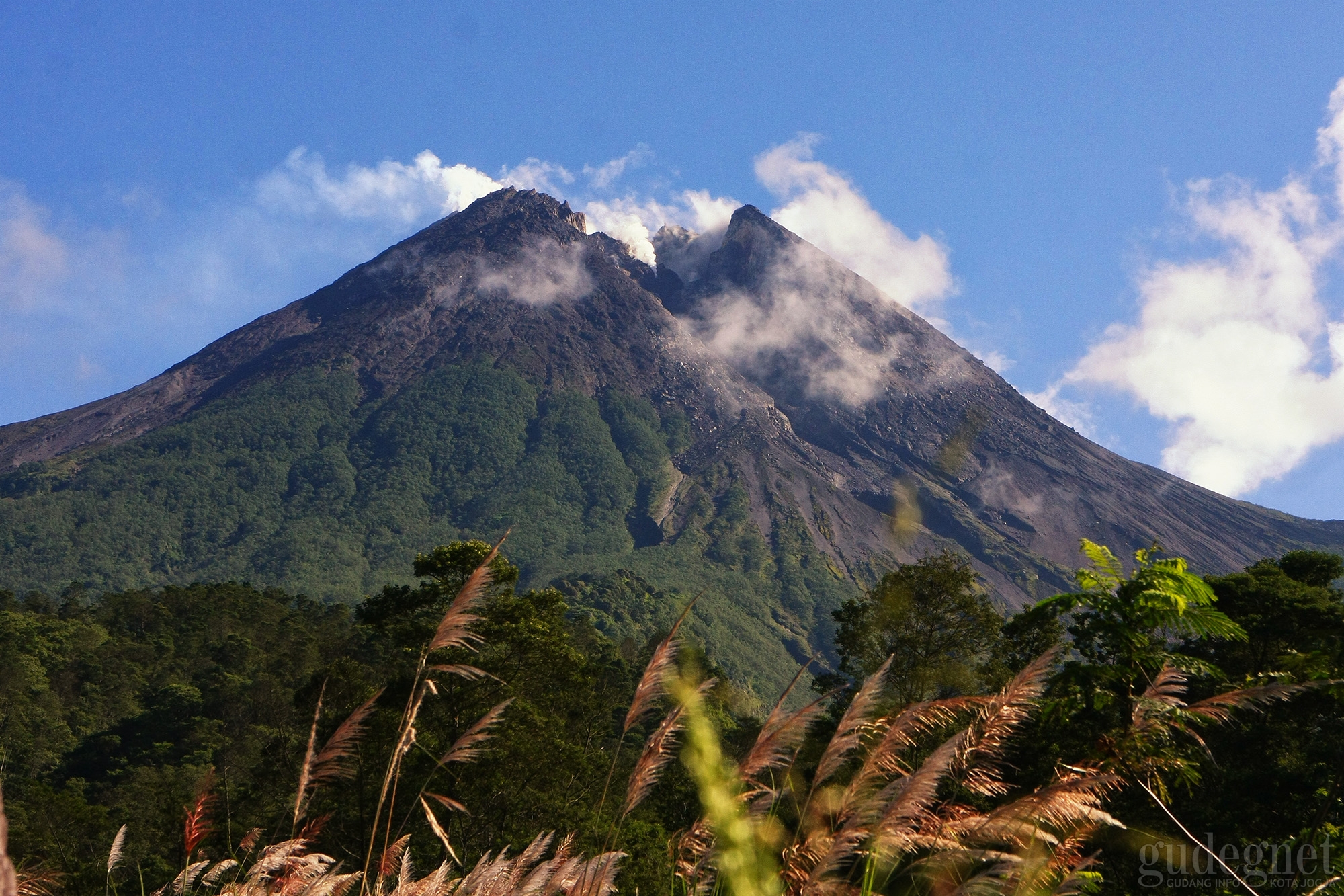 Perkembangan Merapi: Luncurkan Awan Panas Guguran Hampir 1 Km Perkembangan Merapi: Luncurkan Awan Panas Guguran Hampir 1 Km