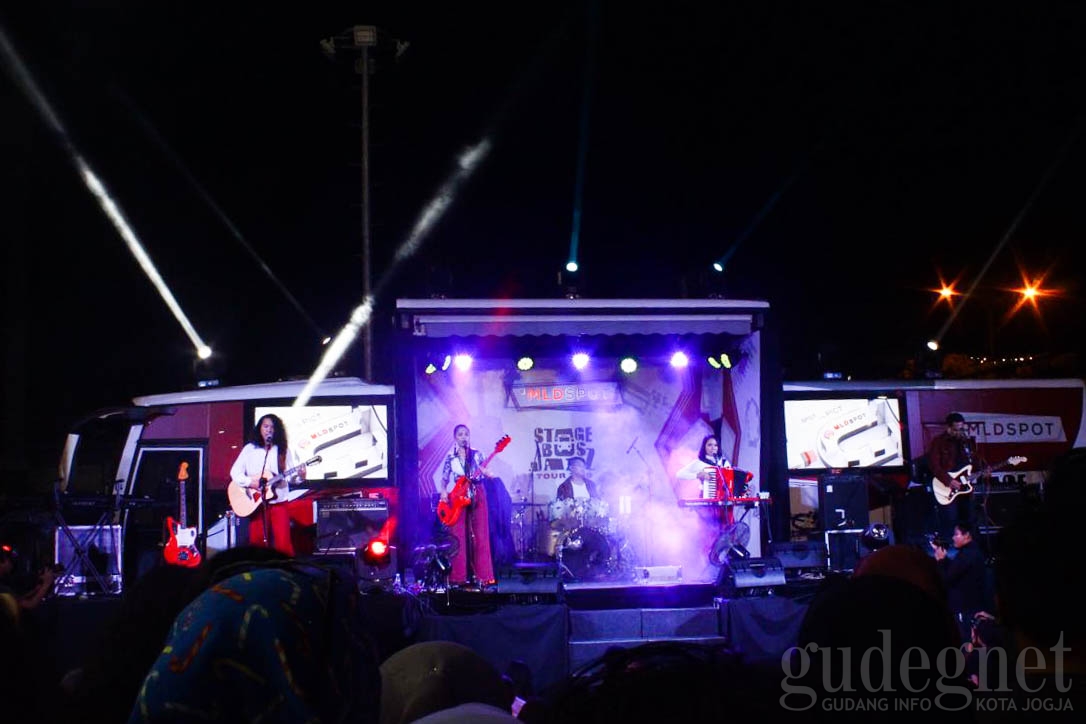 Stage Bus Jazz Tour Meriahkan Transmart Jogja Stage Bus Jazz Tour Meriahkan Transmart Jogja