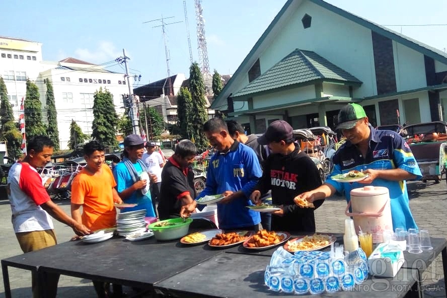 100 Pengayuh Becak Sarapan Bareng di Museum TNI AD 100 Pengayuh Becak Sarapan Bareng di Museum TNI AD