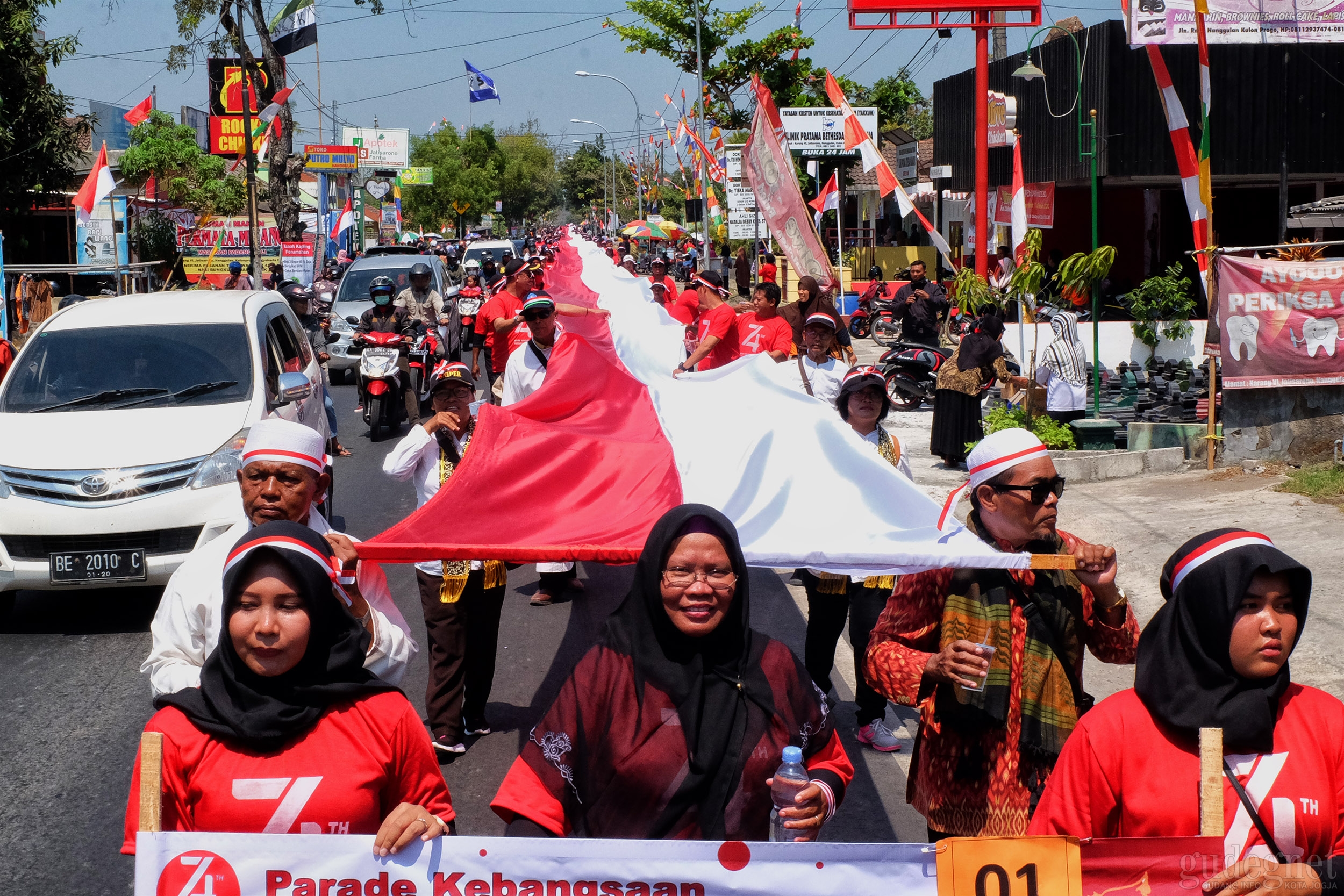 Rayakan HUT RI, Warga Nanggulan Arak Bendera Sepanjang 740 Meter Rayakan HUT RI, Warga Nanggulan Arak Bendera Sepanjang 740 Meter