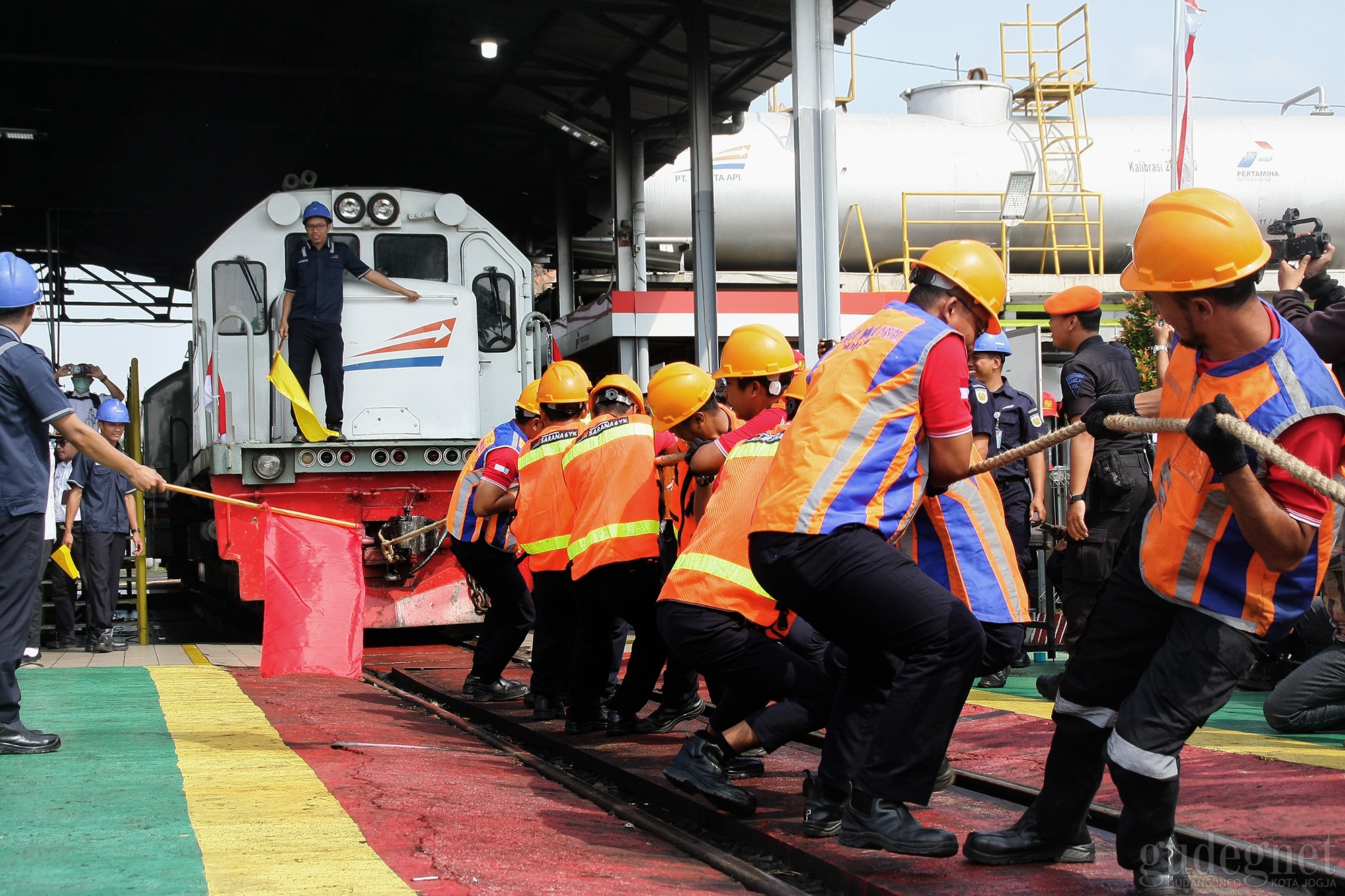 Tarik Lokomotif Meriahkan HUT ke-74 RI Tarik Lokomotif Meriahkan HUT ke-74 RI