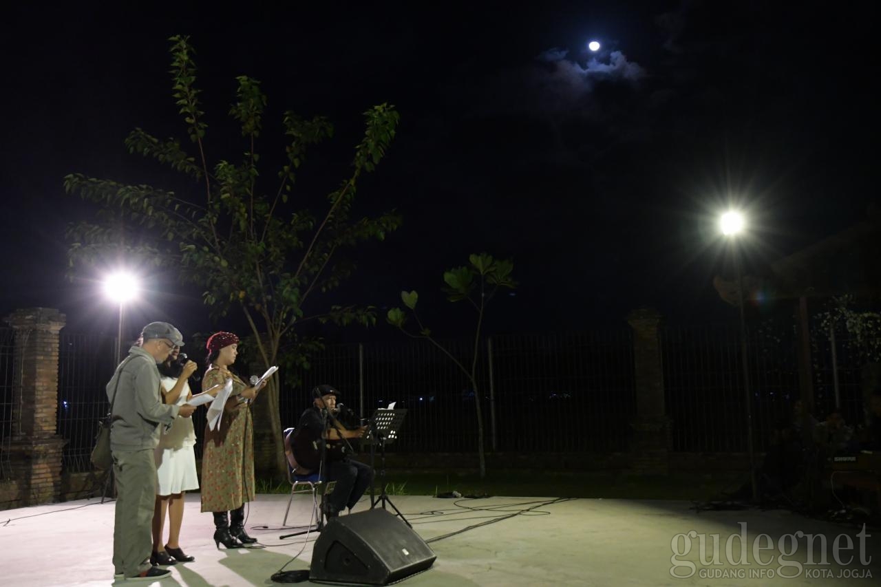Sastra Bulan Purnama #95: Alunan Kisah di Bawah Siraman Cahaya Sastra Bulan Purnama #95: Alunan Kisah di Bawah Siraman Cahaya