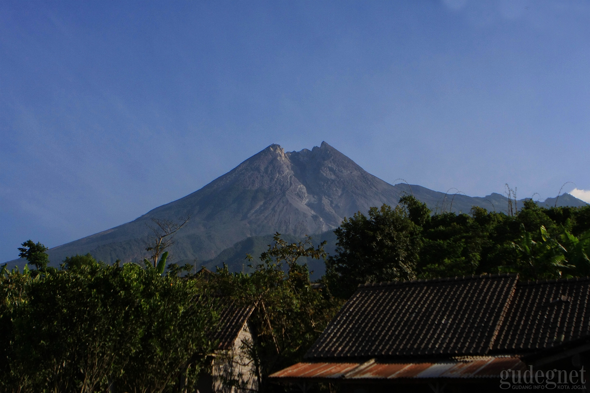 Merapi Kembali Luncurkan Guguran Lava Berjarak 600-1000 meter Merapi Kembali Luncurkan Guguran Lava Berjarak 600-1000 meter