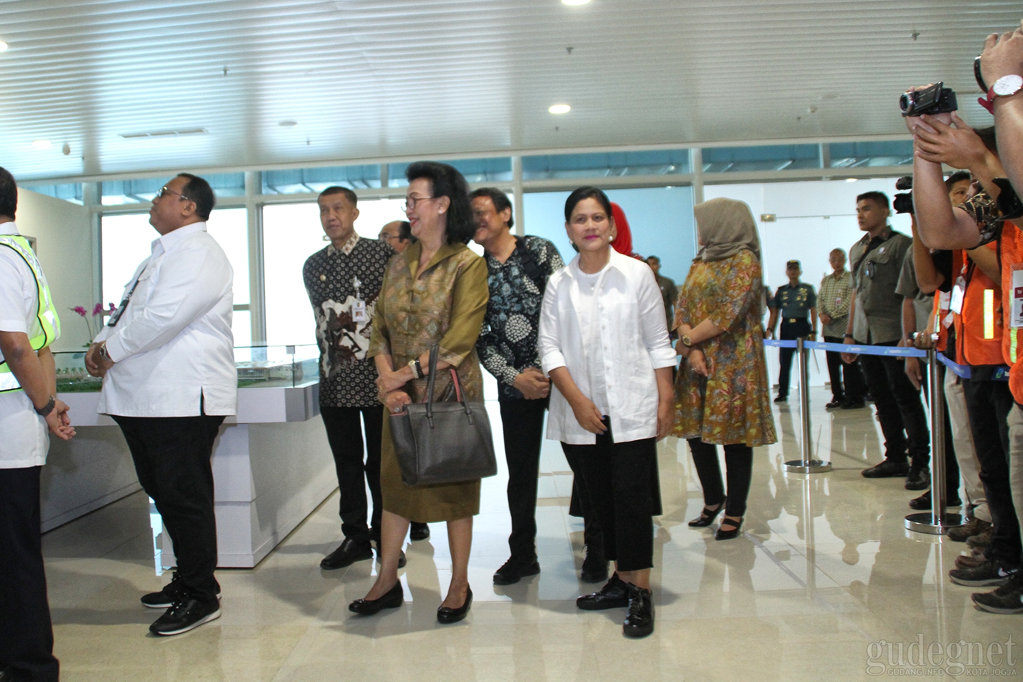 Busana Kasual Santai Ala Ibu Negara saat Kunjungi YIA Busana Kasual Santai Ala Ibu Negara saat Kunjungi YIA