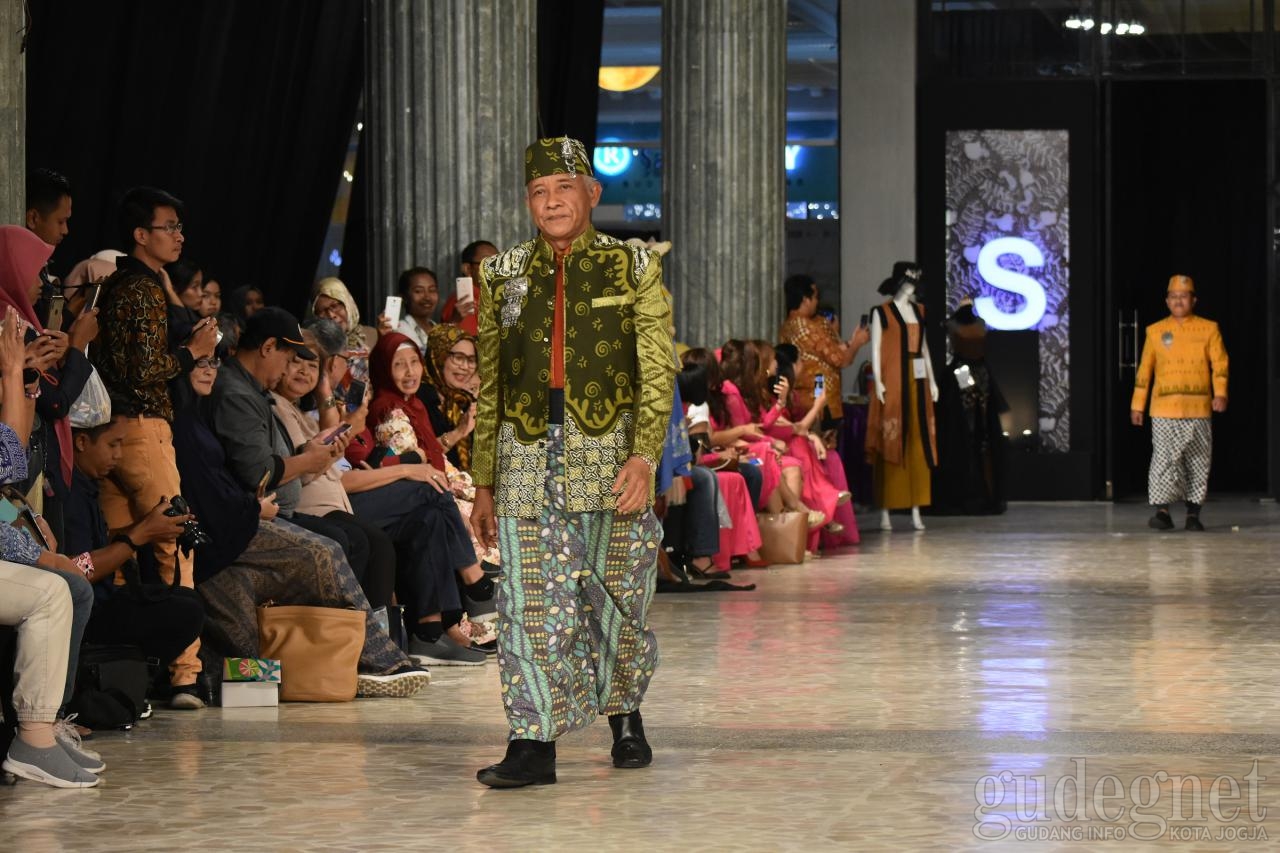 Gaya Bupati Sleman Jadi Model Fashion Show Gaya Bupati Sleman Jadi Model Fashion Show