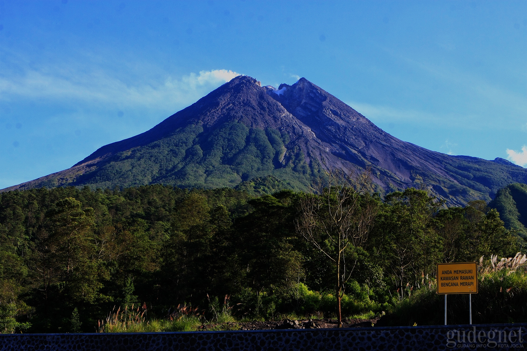 Perkembangan Merapi: Landai, Tetap Jaga Jarak Aman 3 Km dari Puncak Perkembangan Merapi: Landai, Tetap Jaga Jarak Aman 3 Km dari Puncak