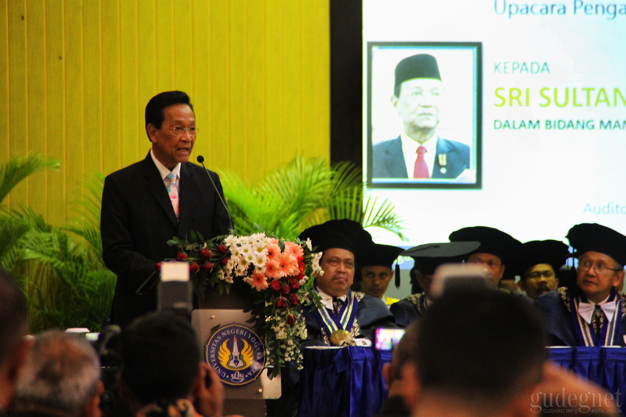 Sultan HB X Terima Gelar Kehormatan dari UNY Sultan HB X Terima Gelar Kehormatan dari UNY