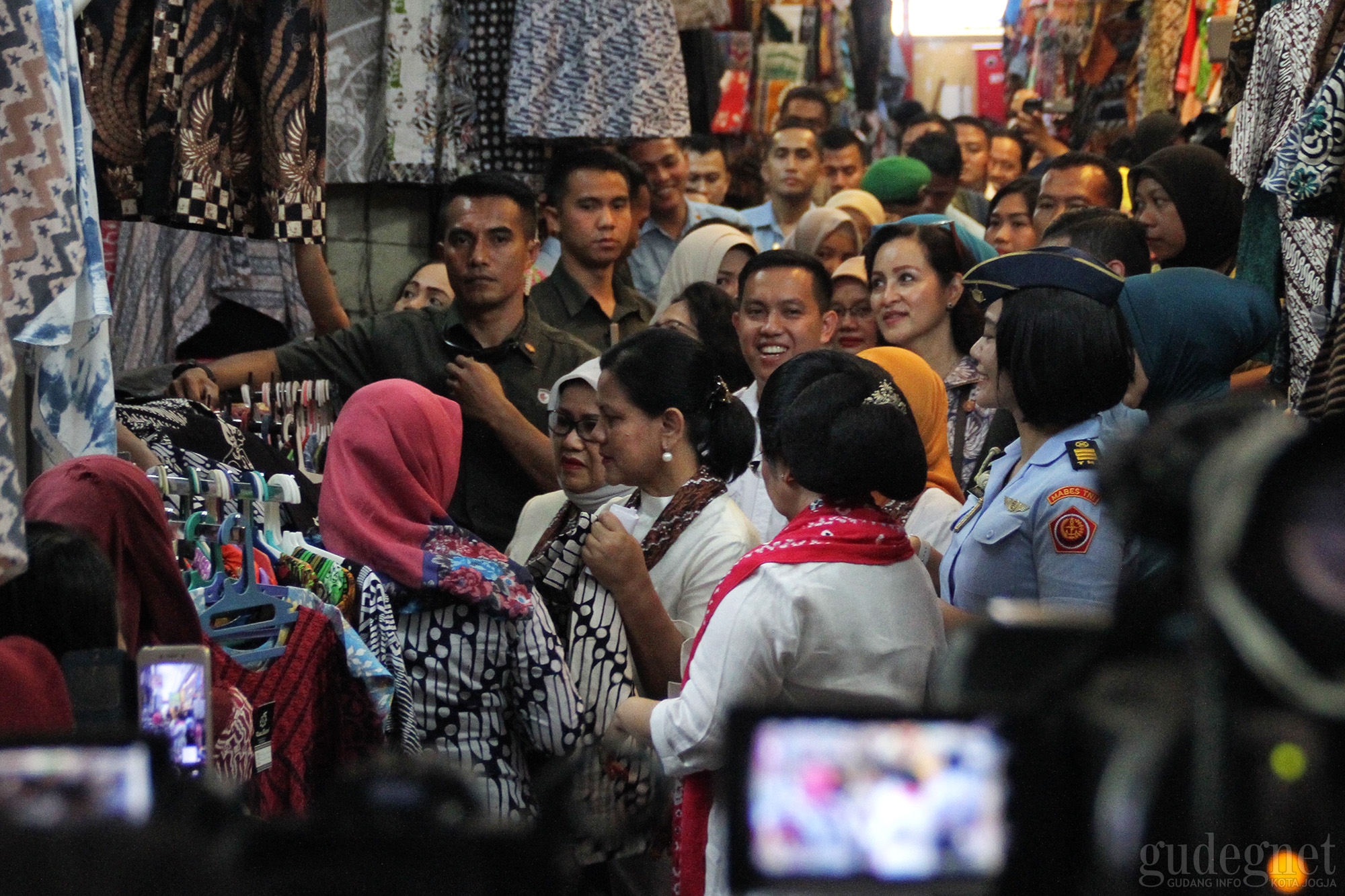 Ibu Iriana Ke Yogyakarta, Beringharjo Heboh Ibu Iriana Ke Yogyakarta, Beringharjo Heboh