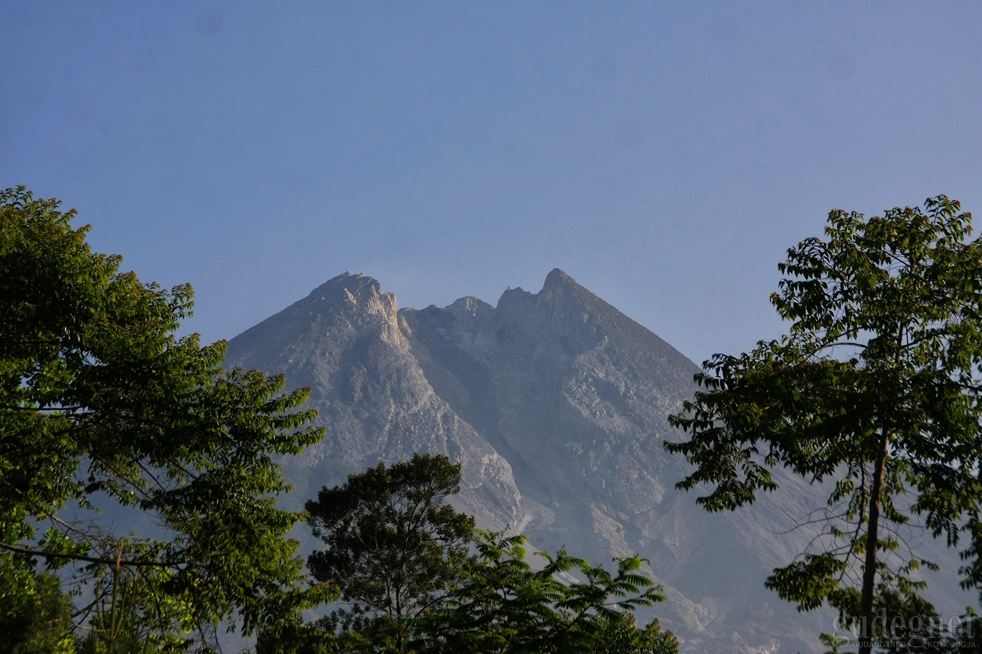 Senin Pagi Merapi Keluarkan Guguran Lava 600 Meter Senin Pagi Merapi Keluarkan Guguran Lava 600 Meter