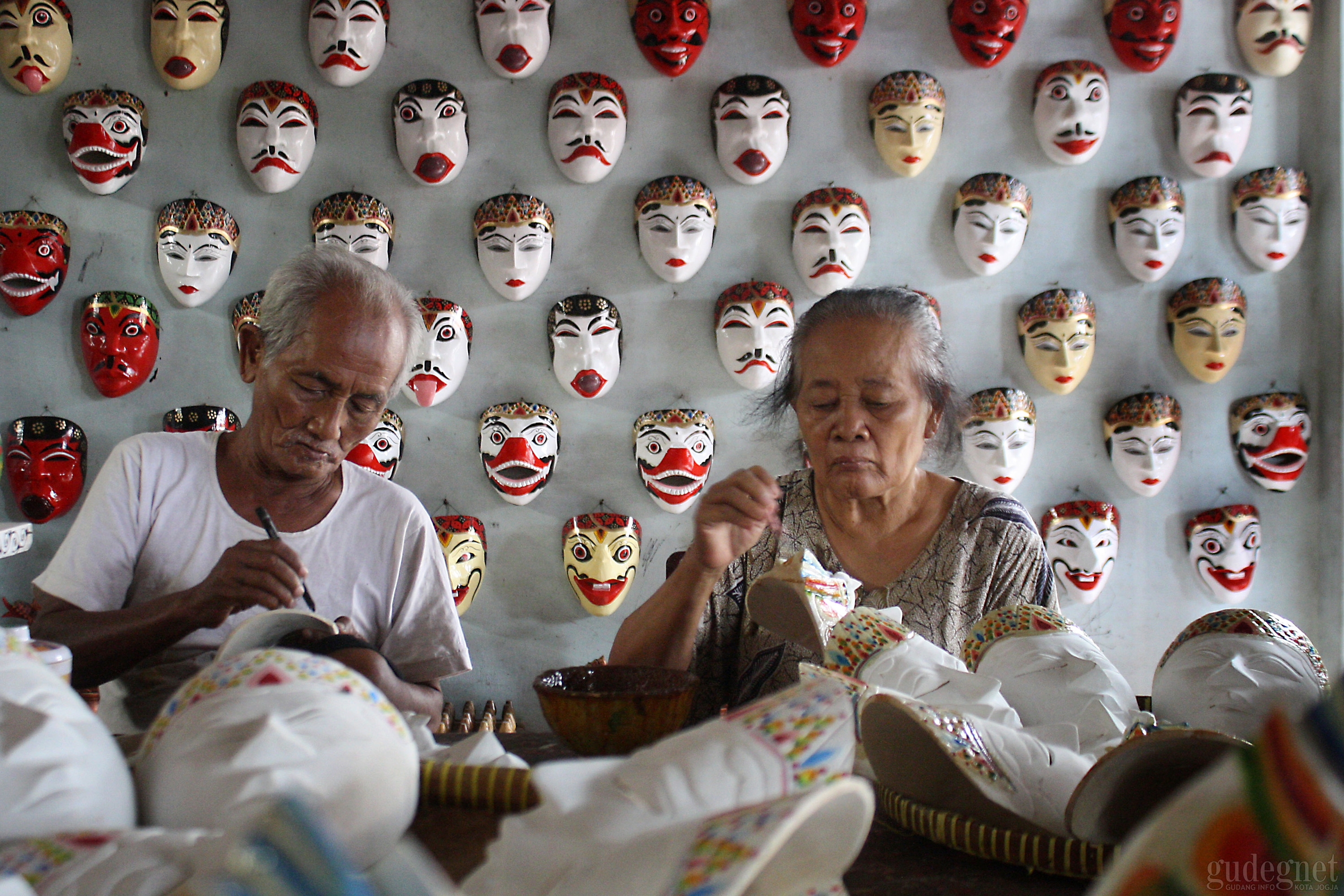 Mbah Surojo: Pengrajin Topeng Tiga Generasi Mbah Surojo: Pengrajin Topeng Tiga Generasi