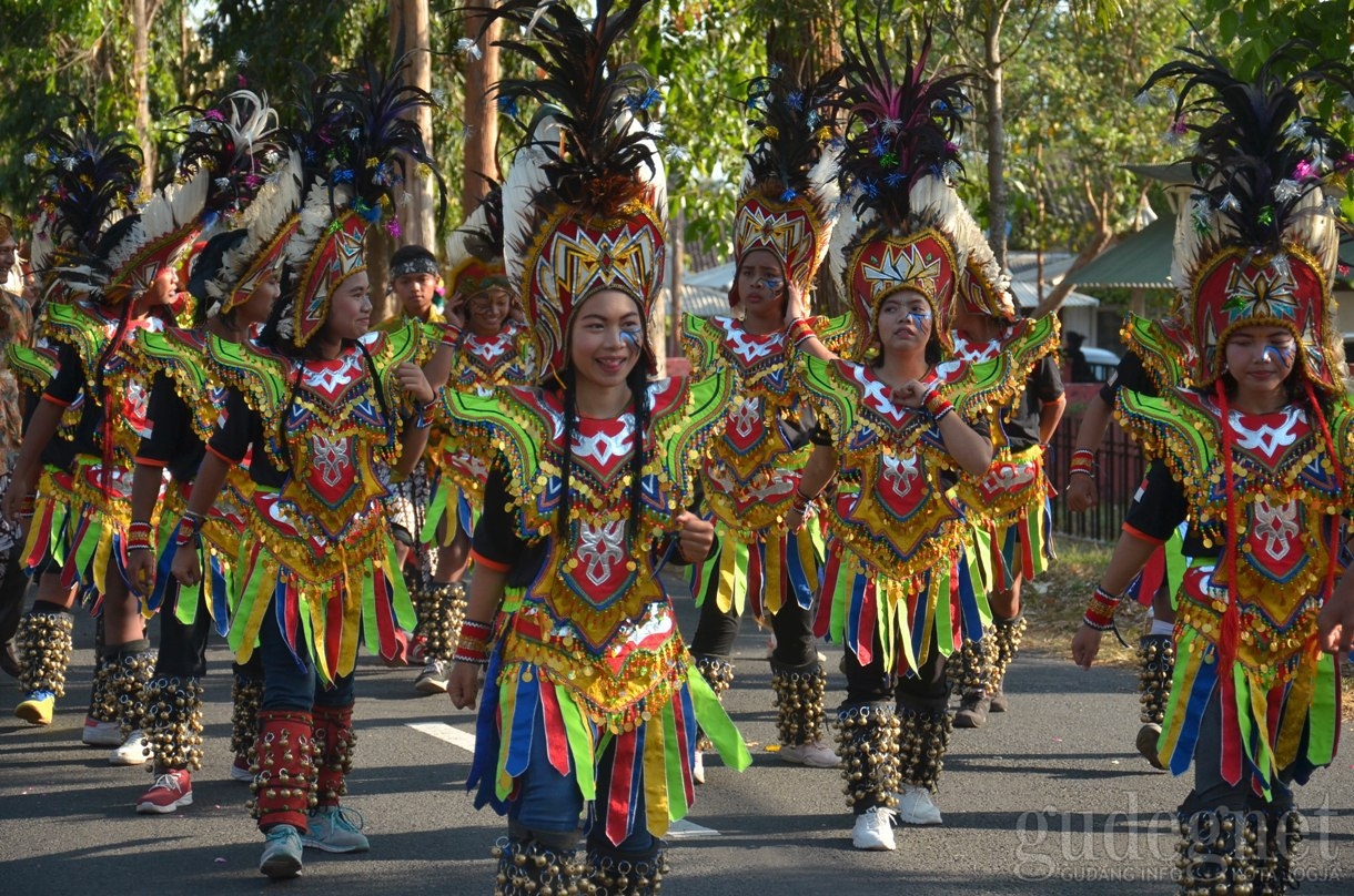 Pawai Budaya Meriahkan Festival Garis Imaginer Pawai Budaya Meriahkan Festival Garis Imaginer