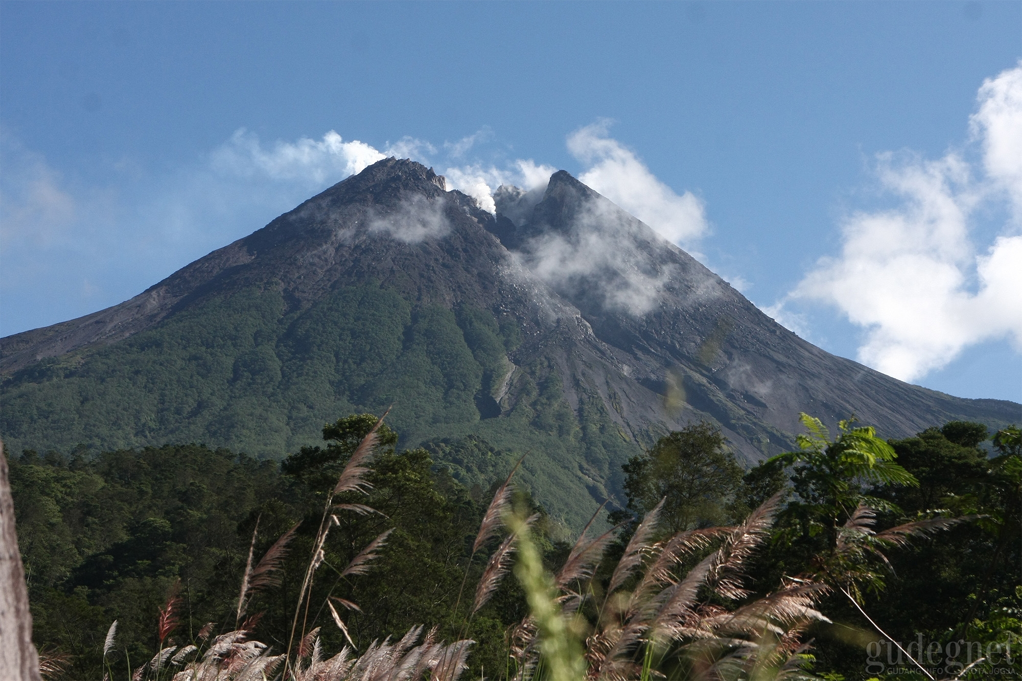 Merapi Kembali Keluarkan Awan Panas Guguran Merapi Kembali Keluarkan Awan Panas Guguran