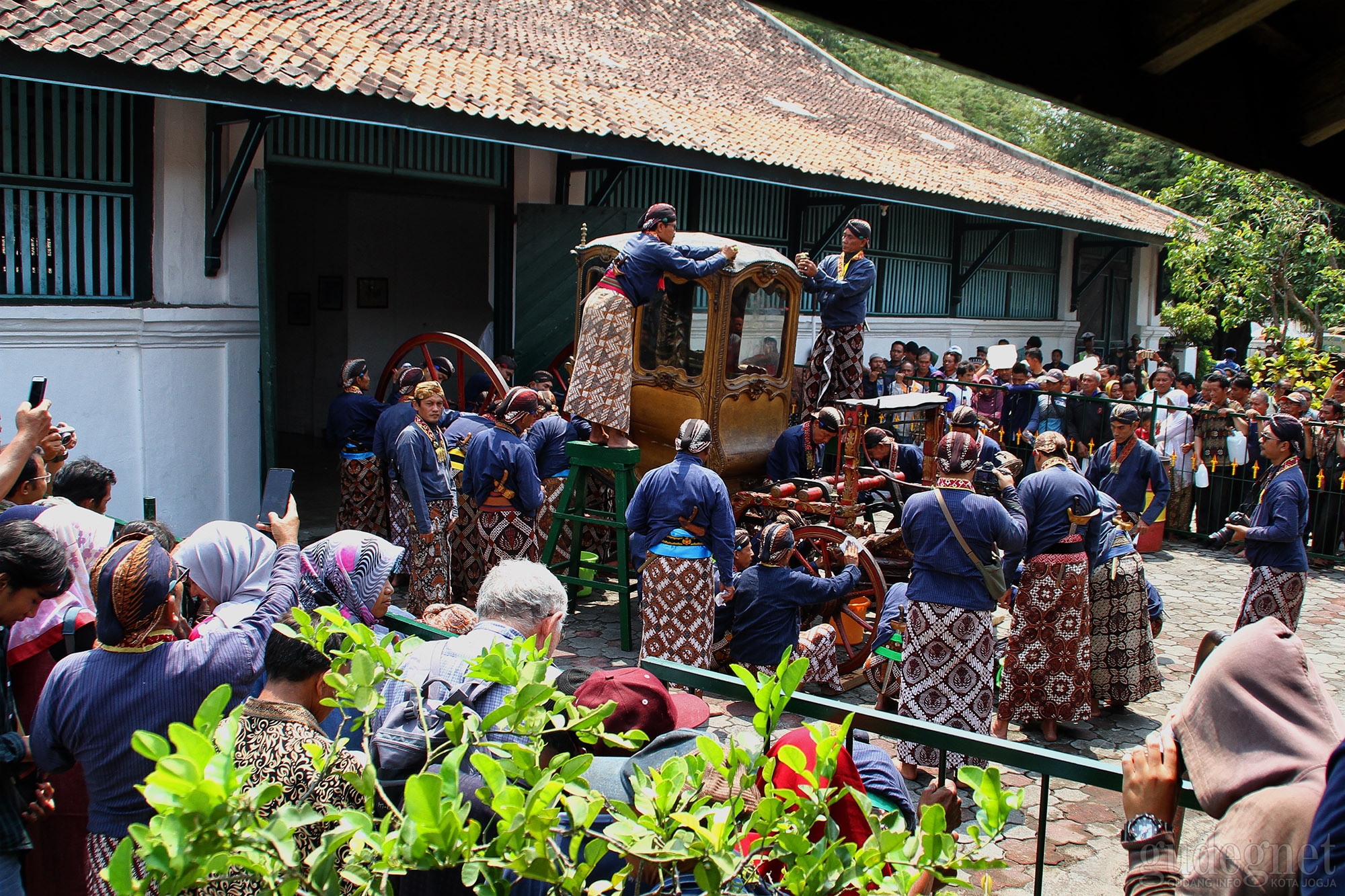 Jamasan Rata, Ritual Memandikan Kereta Pusaka Keraton Jamasan Rata, Ritual Memandikan Kereta Pusaka Keraton