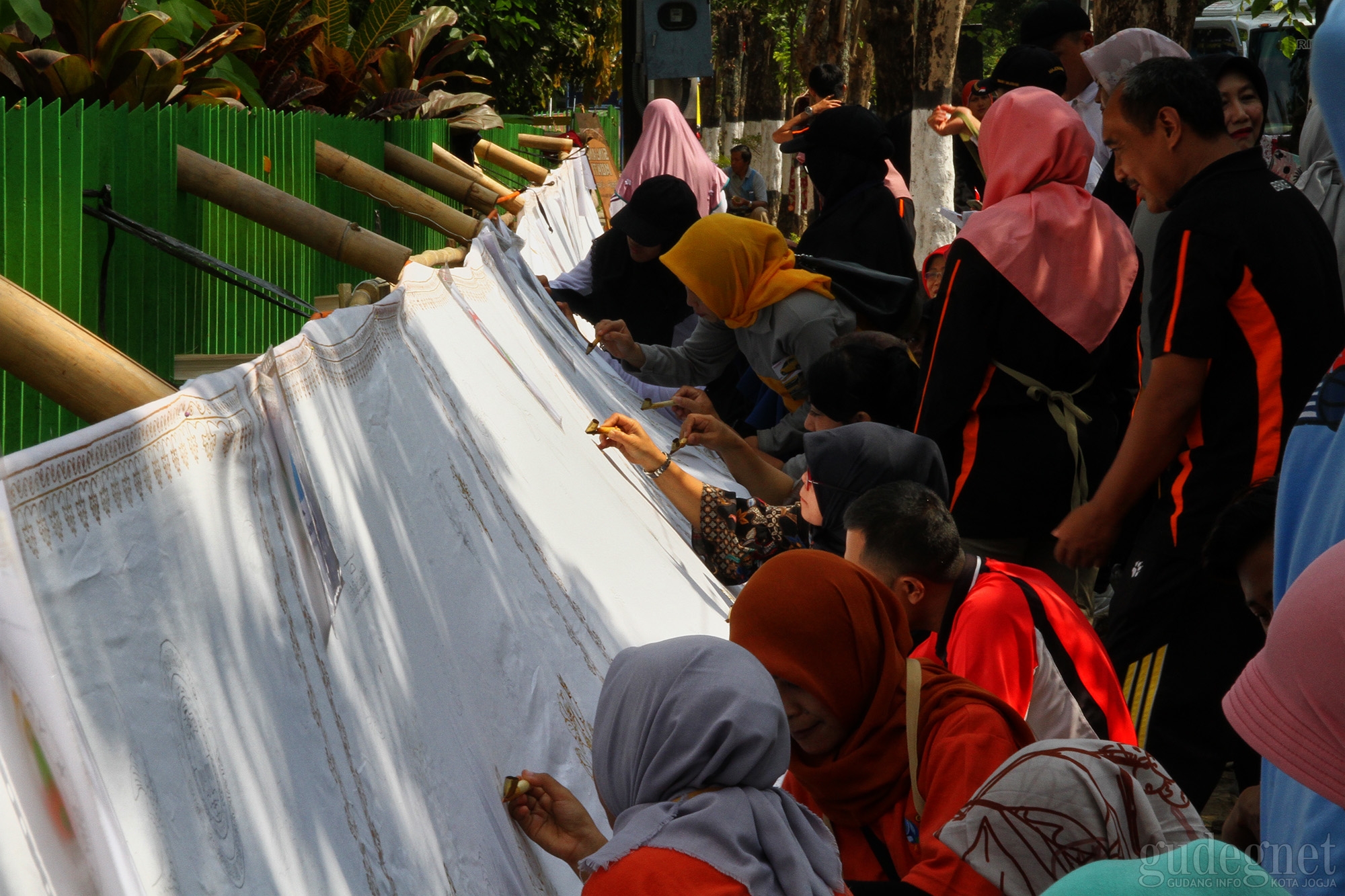 Rayakan Hari Batik, Ratusan Karyawan dan Pelajar Nyanting Bersama Rayakan Hari Batik, Ratusan Karyawan dan Pelajar Nyanting Bersama