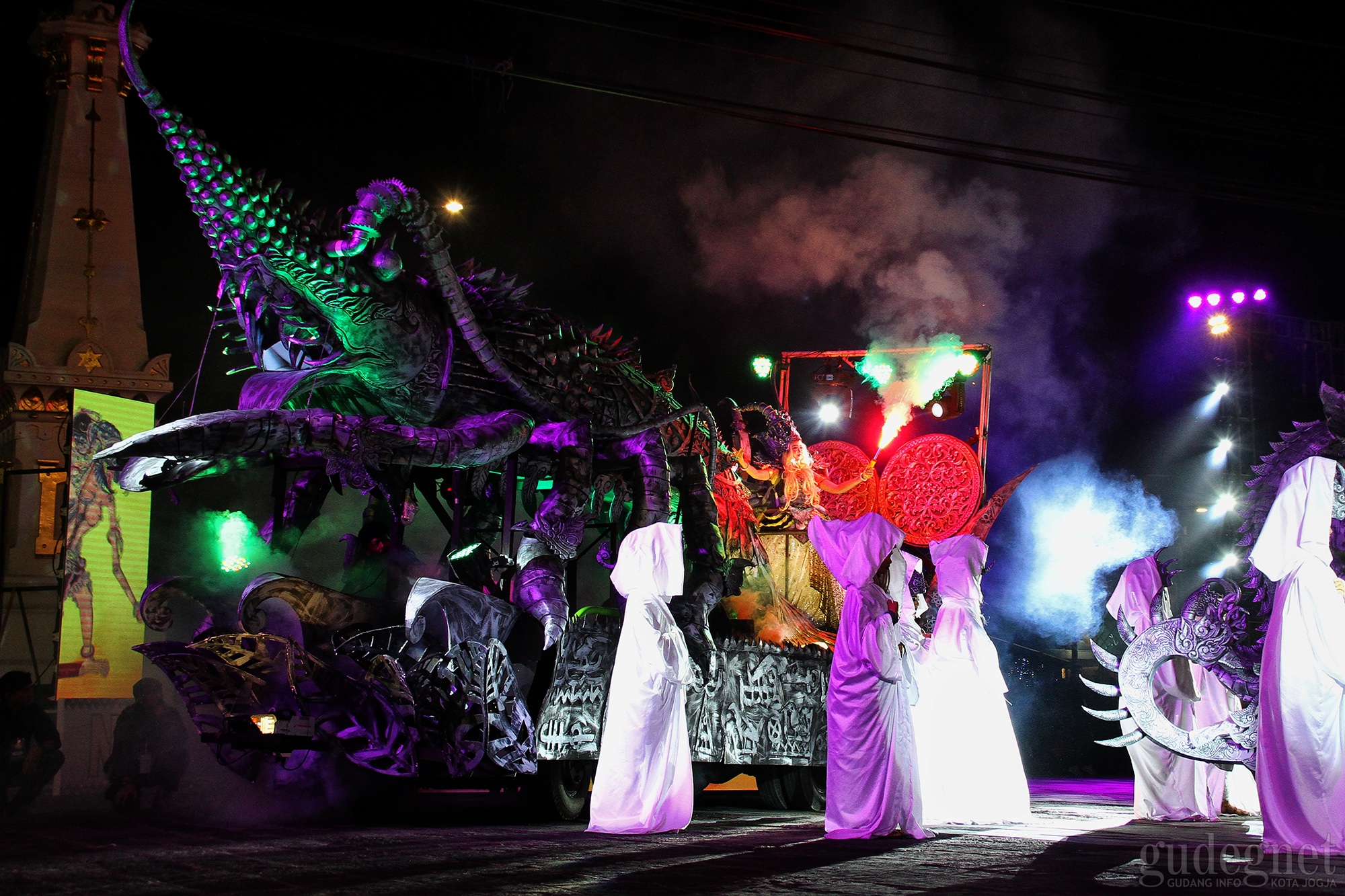 Insiden Kereta Terbakar Warnai Wayang Jogja Night Carnival Semalam Insiden Kereta Terbakar Warnai Wayang Jogja Night Carnival Semalam