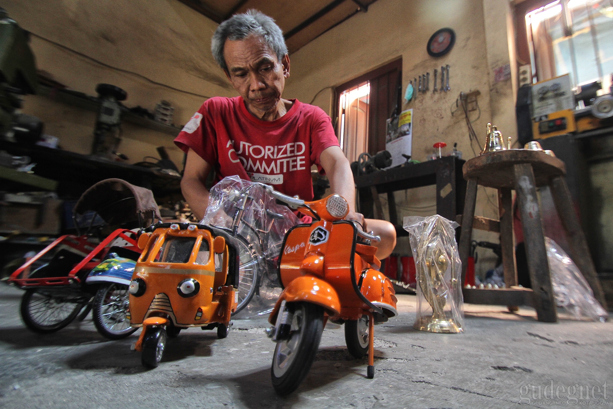 Walidi Craft, Pengrajin Miniatur yang Tak Lekang oleh Waktu Walidi Craft, Pengrajin Miniatur yang Tak Lekang oleh Waktu