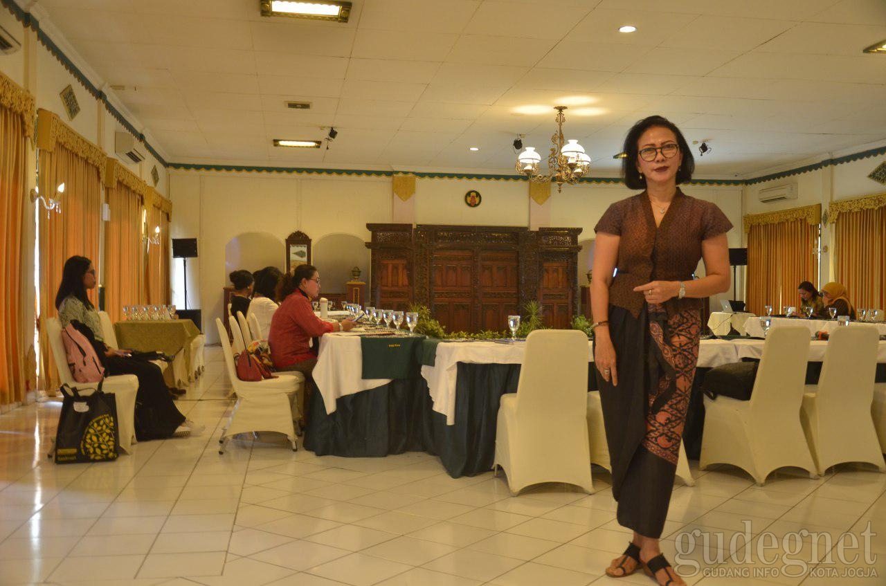 Cara Menggunakan Sarung dan Selendang Untuk Acara Formal Maupun Santai Cara Menggunakan Sarung dan Selendang Untuk Acara Formal Maupun Santai