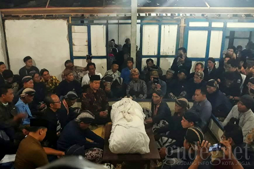 Tradisi Cupu Panjala, Ritual Sakral Membaca Ramalan Dari Kain Kafan Tradisi Cupu Panjala, Ritual Sakral Membaca Ramalan Dari Kain Kafan