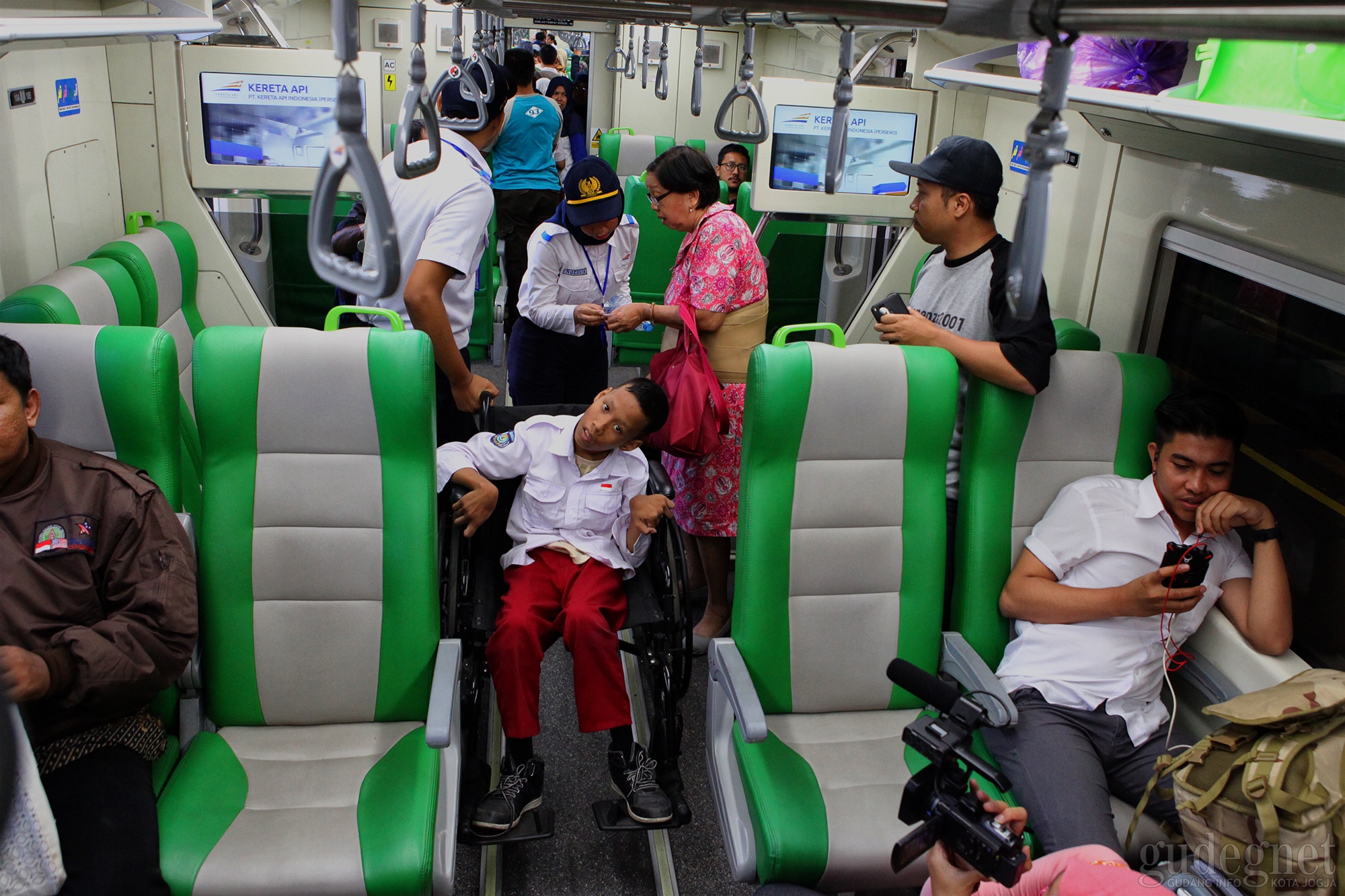 Siswa Penyandang Disabilitas Nikmati Pengalaman Naik Kereta Api Siswa Penyandang Disabilitas Nikmati Pengalaman Naik Kereta Api