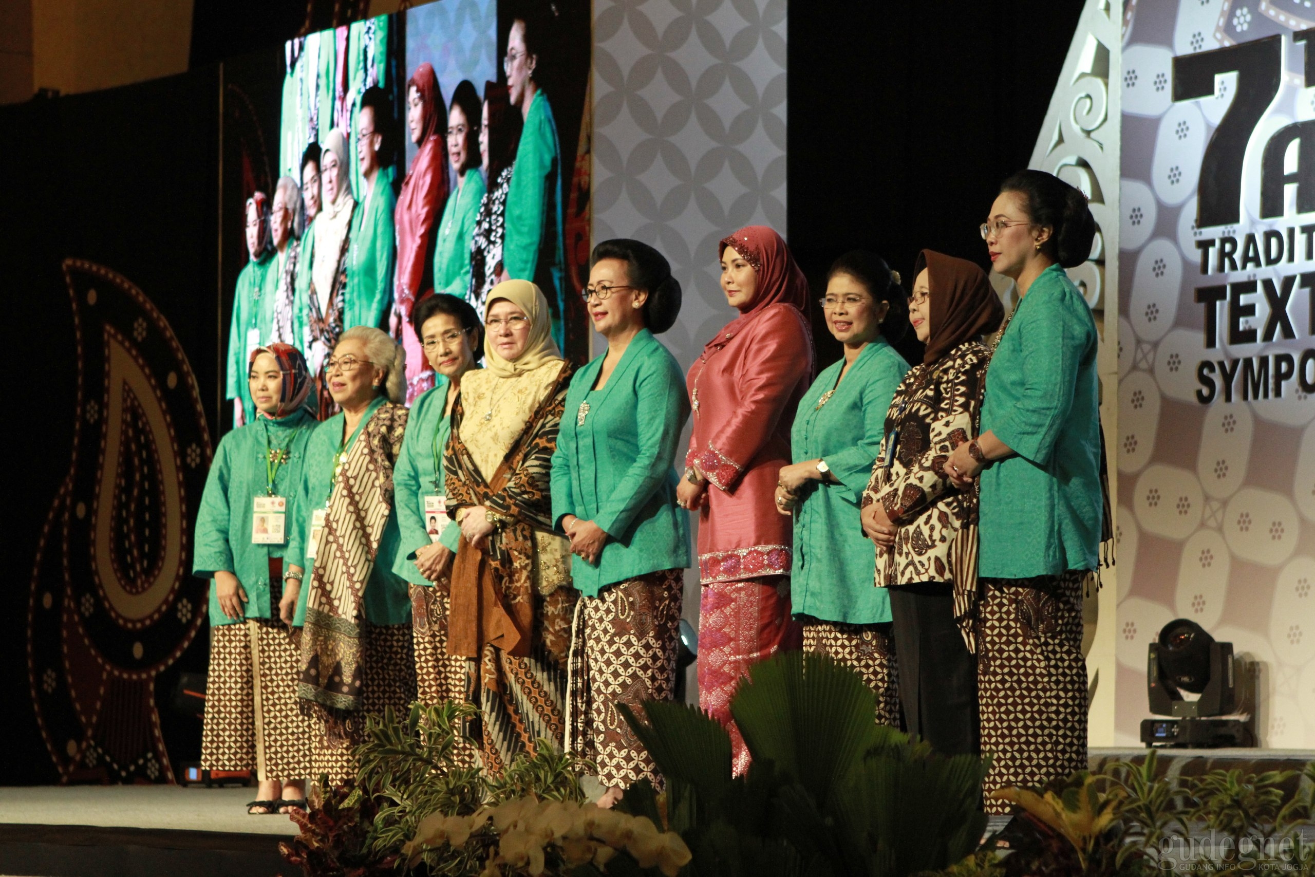 GKR Hemas Buka Simposium Wastra ASEAN GKR Hemas Buka Simposium Wastra ASEAN