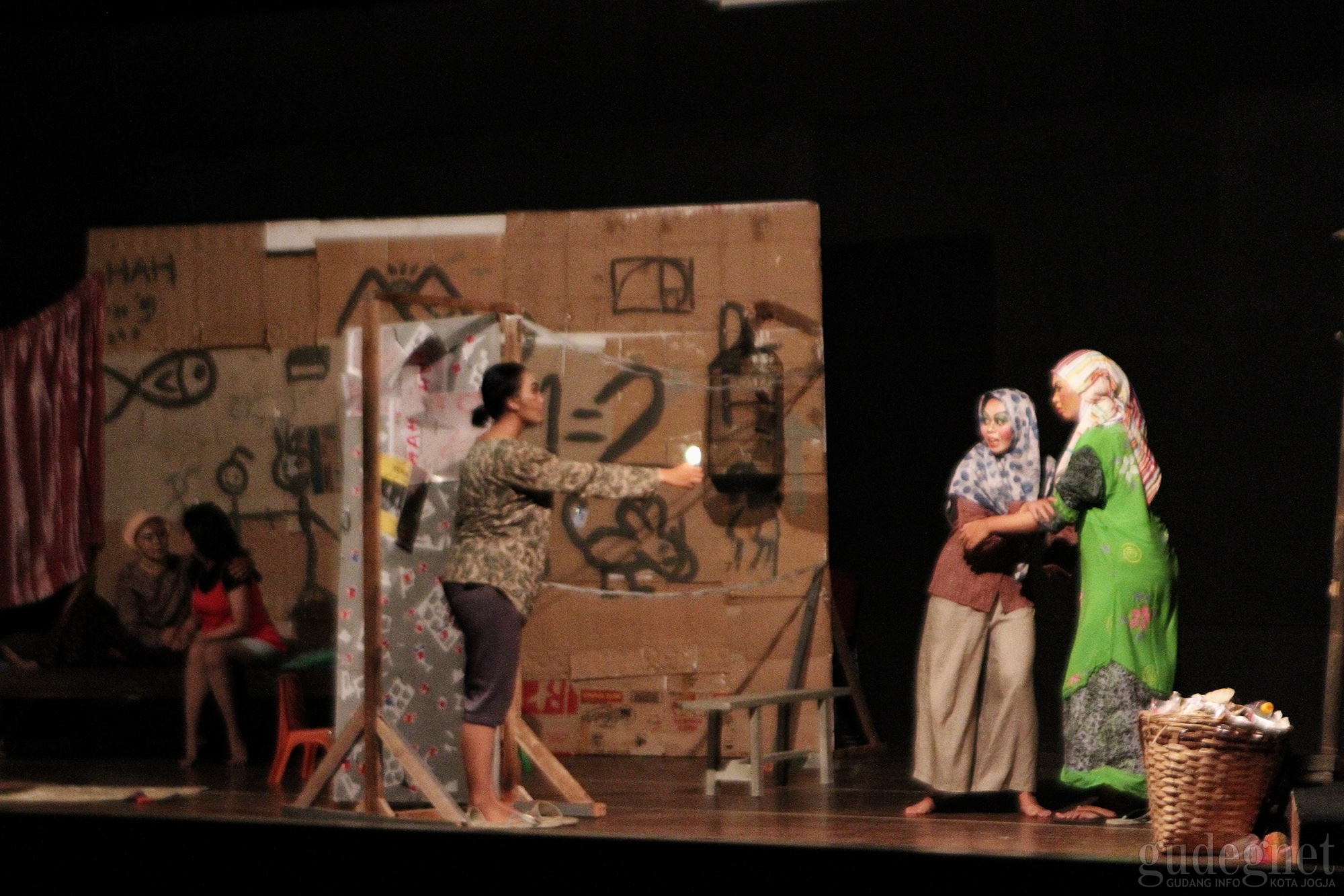 'Keributan' Tiga Wanita Pecah di Auditorium Poerbatjaraka FIB UGM 'Keributan' Tiga Wanita Pecah di Auditorium Poerbatjaraka FIB UGM