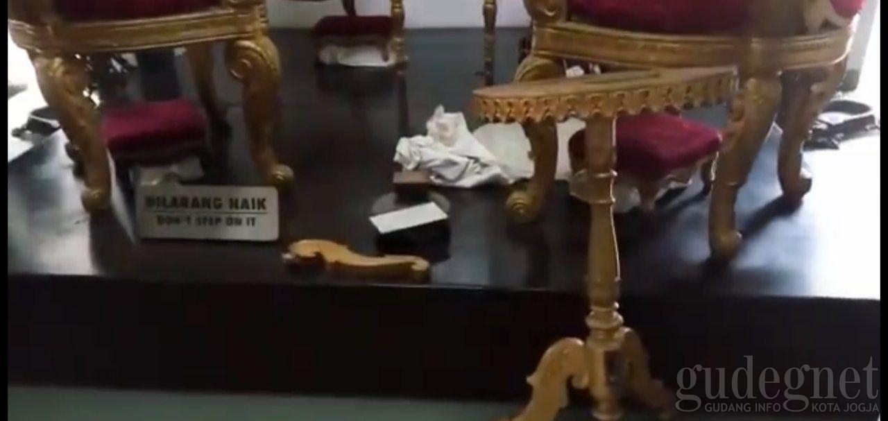 Sikap Sultan Tentang Kursi Peninggalan HB VIII yang Rusak Sikap Sultan Tentang Kursi Peninggalan HB VIII yang Rusak