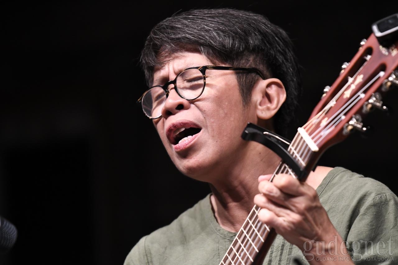 Kini Tampil Solo, Reda Gaudiamo Harukan Penonton Lewat Puisi Lagu Kini Tampil Solo, Reda Gaudiamo Harukan Penonton Lewat Puisi Lagu