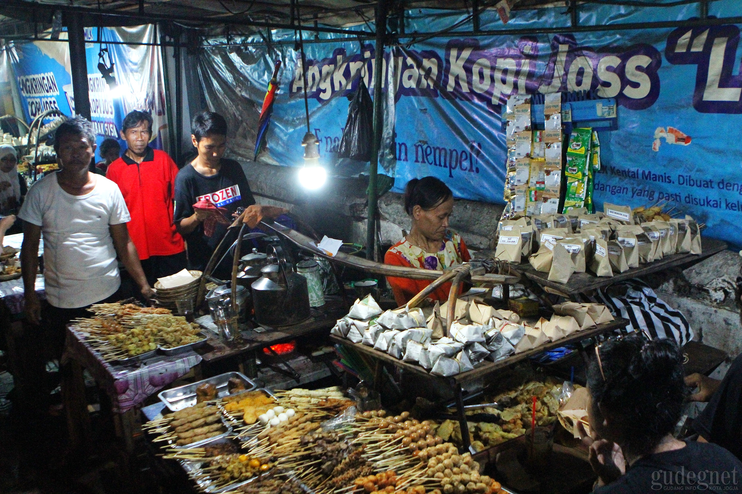 Angkringan Lek No, Surga Kuliner Tepi Jalan Angkringan Lek No, Surga Kuliner Tepi Jalan