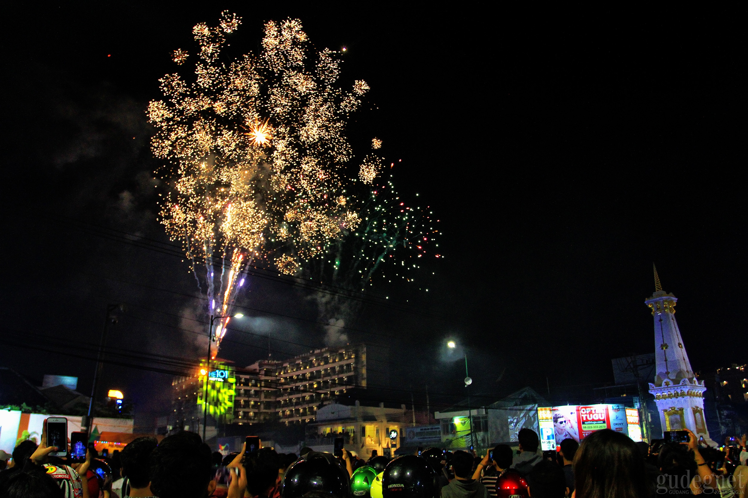 Malam Tahun Baru 2020, Langit Tugu Penuh Warna Malam Tahun Baru 2020, Langit Tugu Penuh Warna
