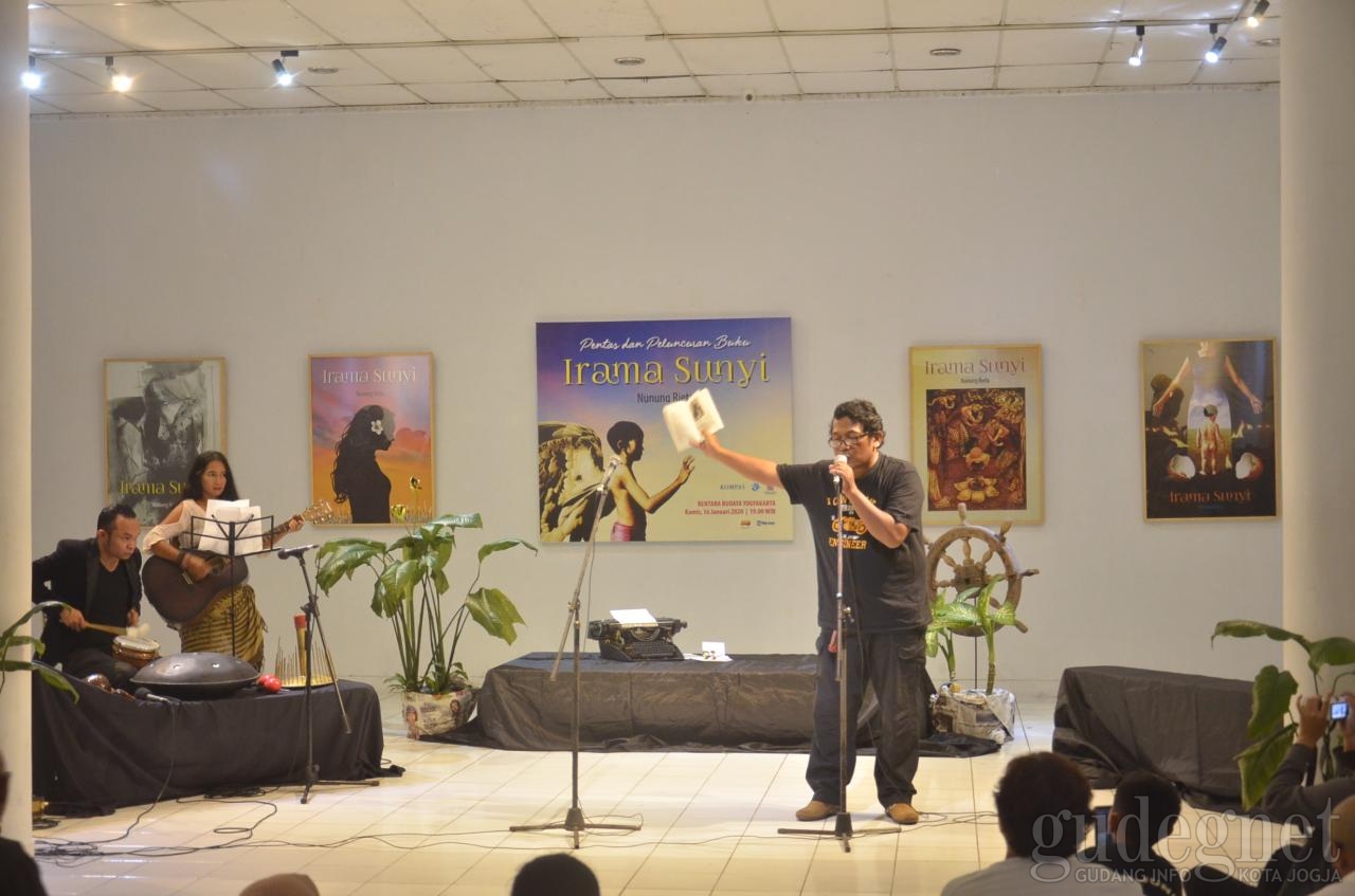 Nunung Rieta Luncurkan Buku Irama Sunyi Nunung Rieta Luncurkan Buku Irama Sunyi